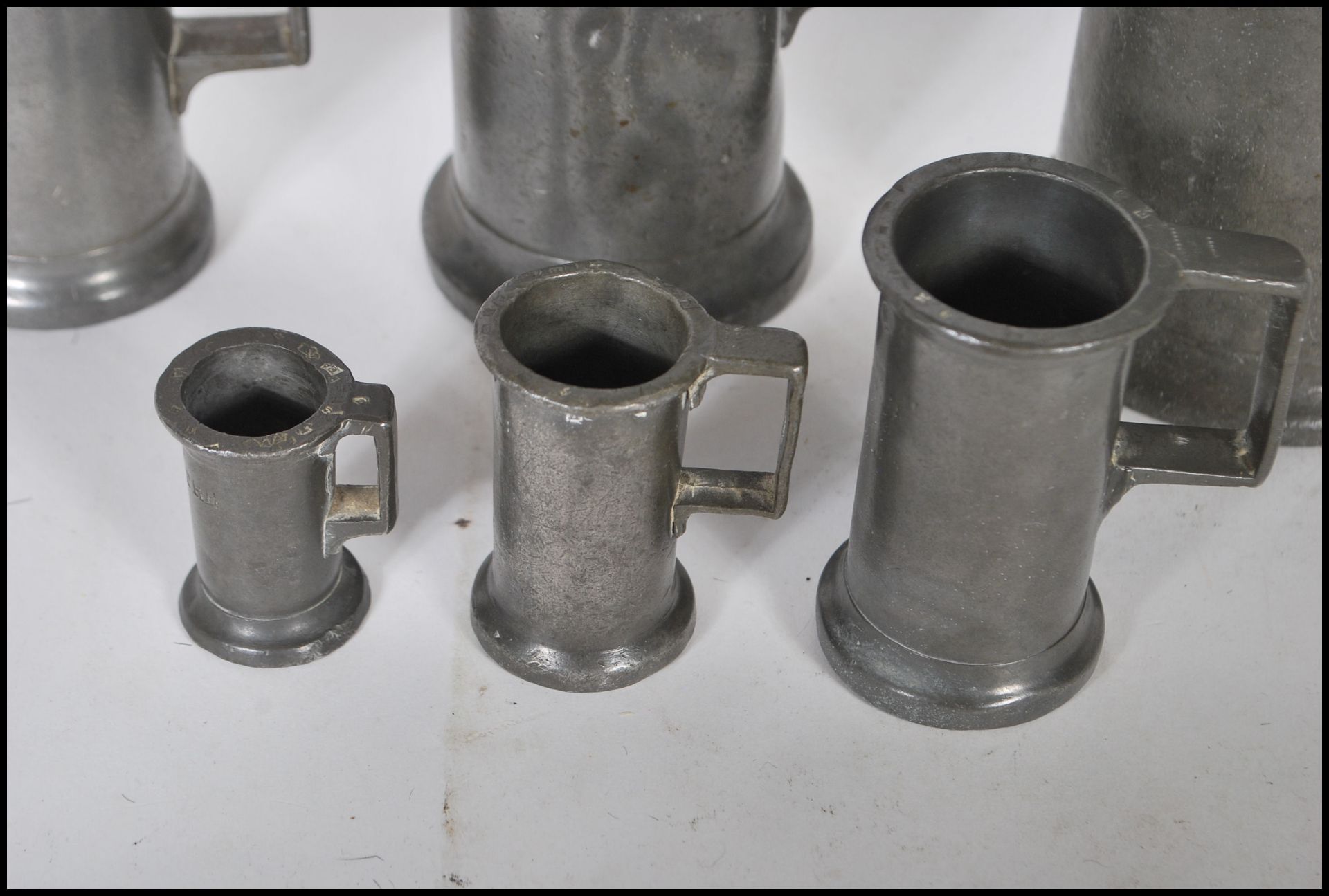 A set of six graduating 18th / 19th Century French apothecary pewter measuring cups. Each measure - Bild 3 aus 6