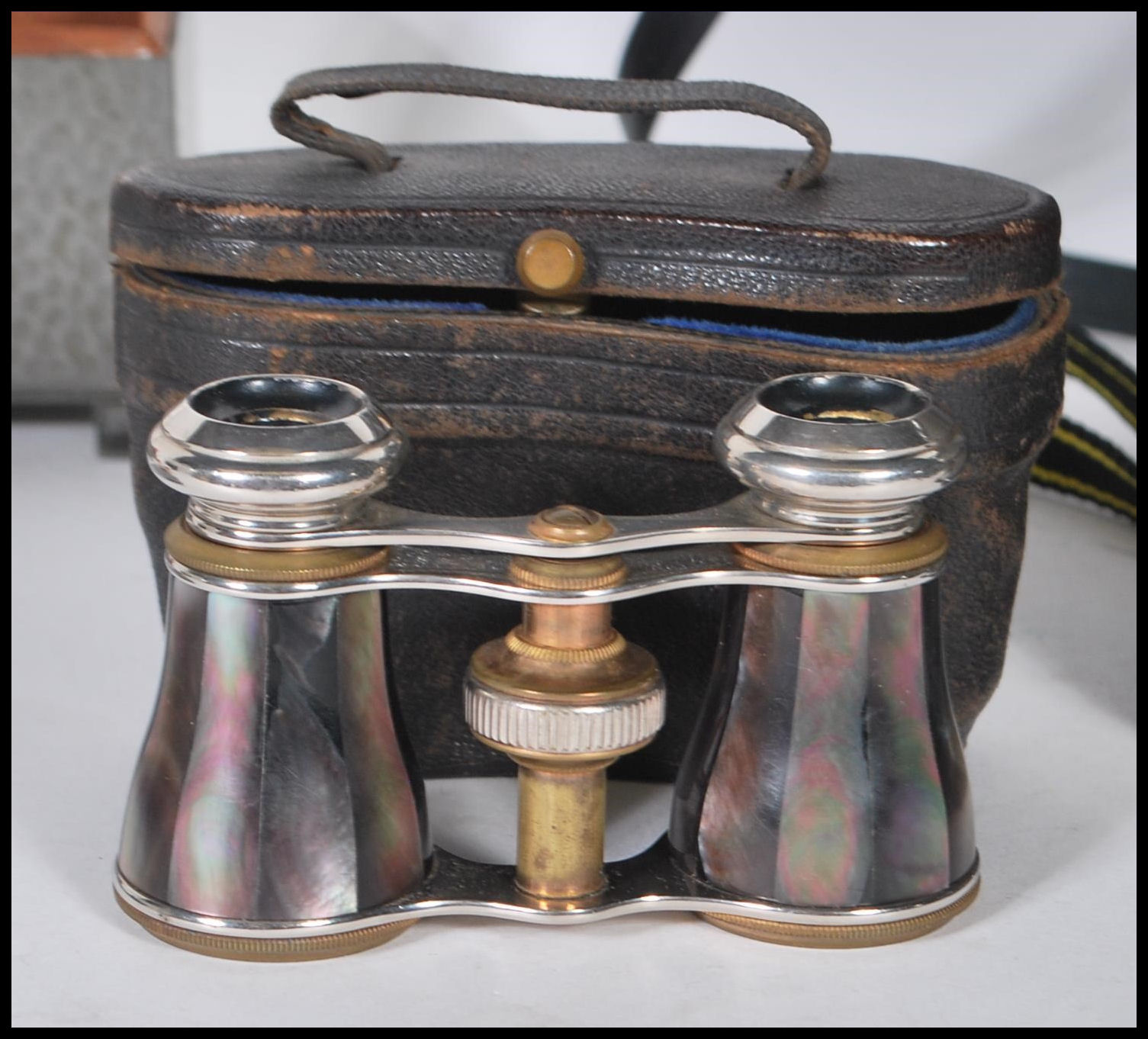 A collection of items to include a cased pair of Miranda binoculars, a tin cased Gillette vintage - Image 9 of 9