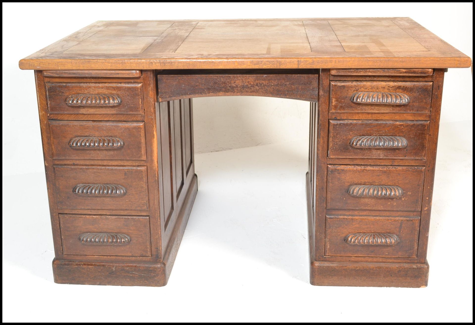 An early to mid 20th Century oak partners twin pedestal desk. Raised on twin pedestals with large - Bild 2 aus 7