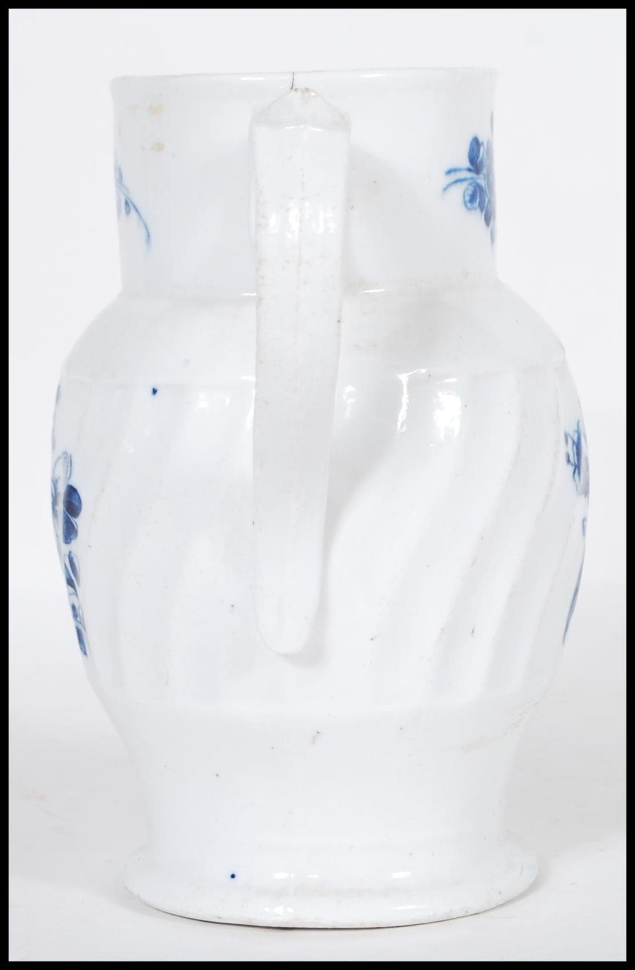 A 18th Century Georgian Worcester jug having ribbed central panel to the sides and a scrolled - Bild 4 aus 6