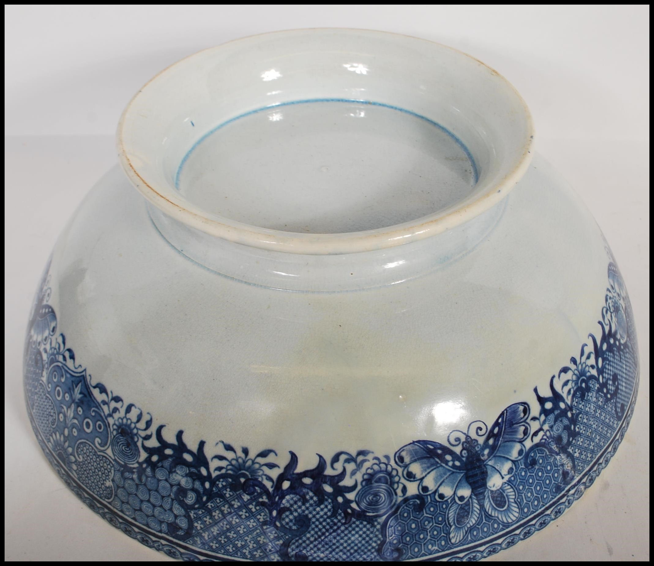 A group of 19th Century blue and white English china wares to include a large willow pattern - Image 15 of 15