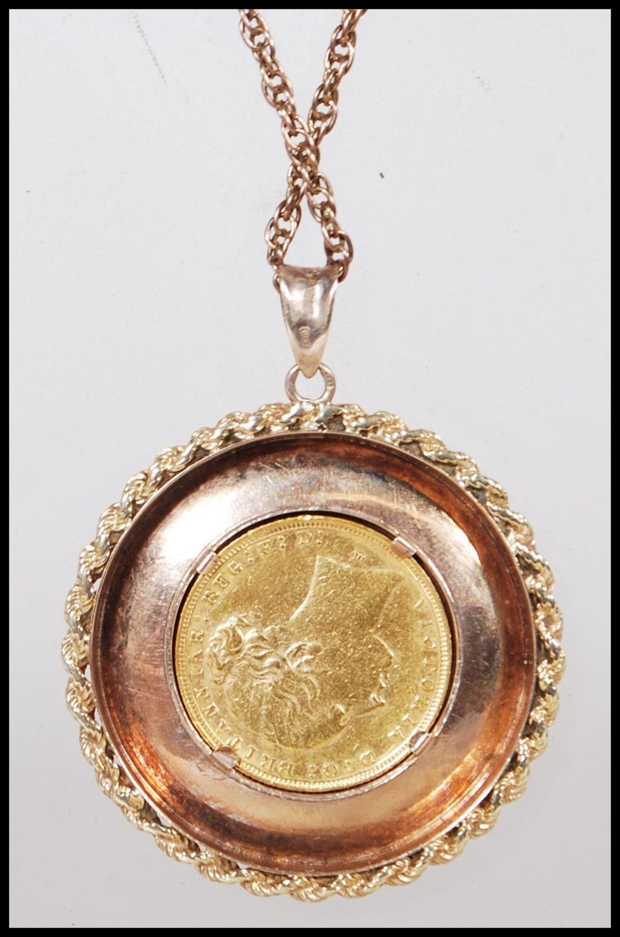 A 22ct 1882 gold sovereign having a George and the dragon design with a young head to the verso - Bild 4 aus 6