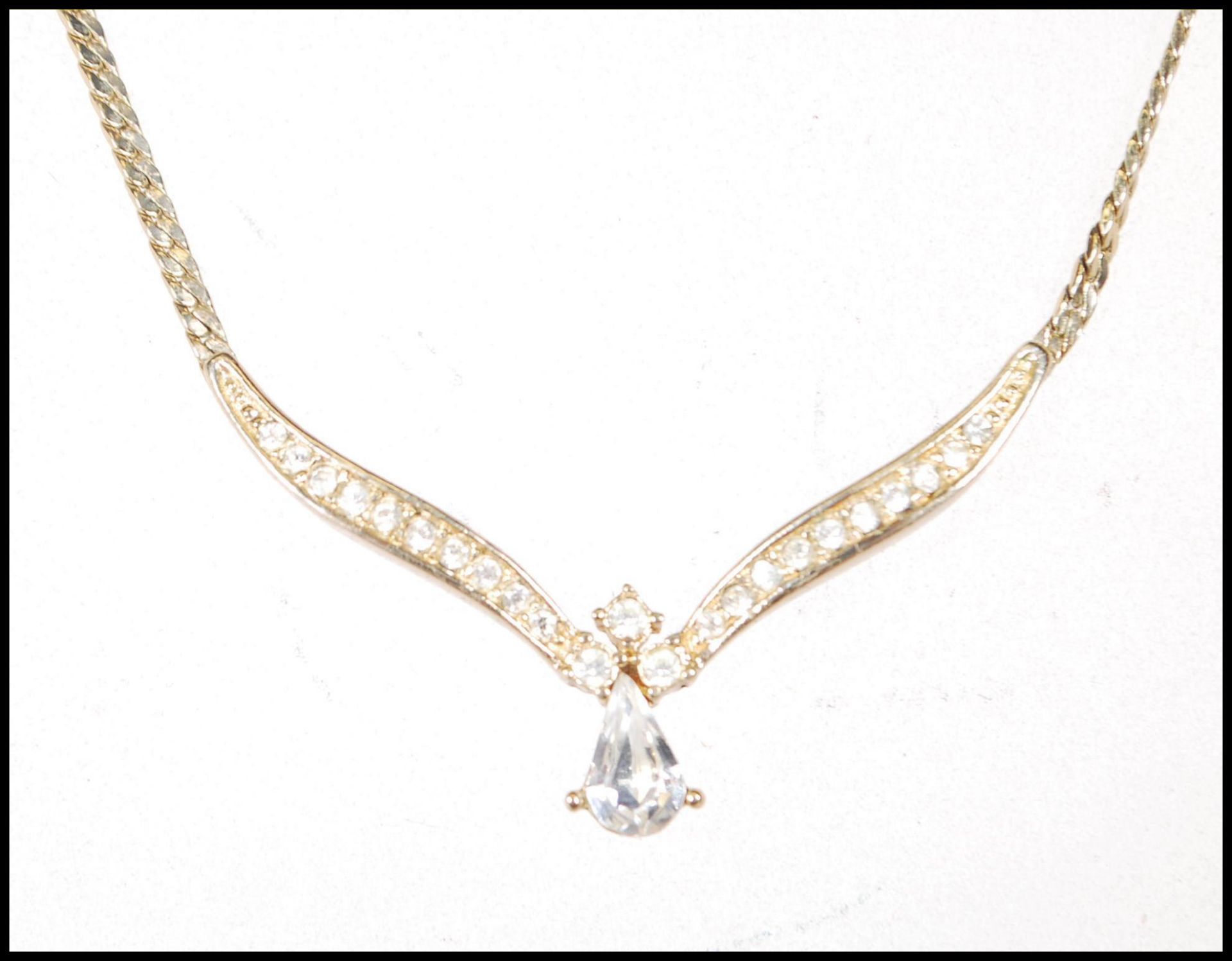 A vintage gold plated Christian Dior necklace having a V shaped collar terminating in a drop - Bild 3 aus 6
