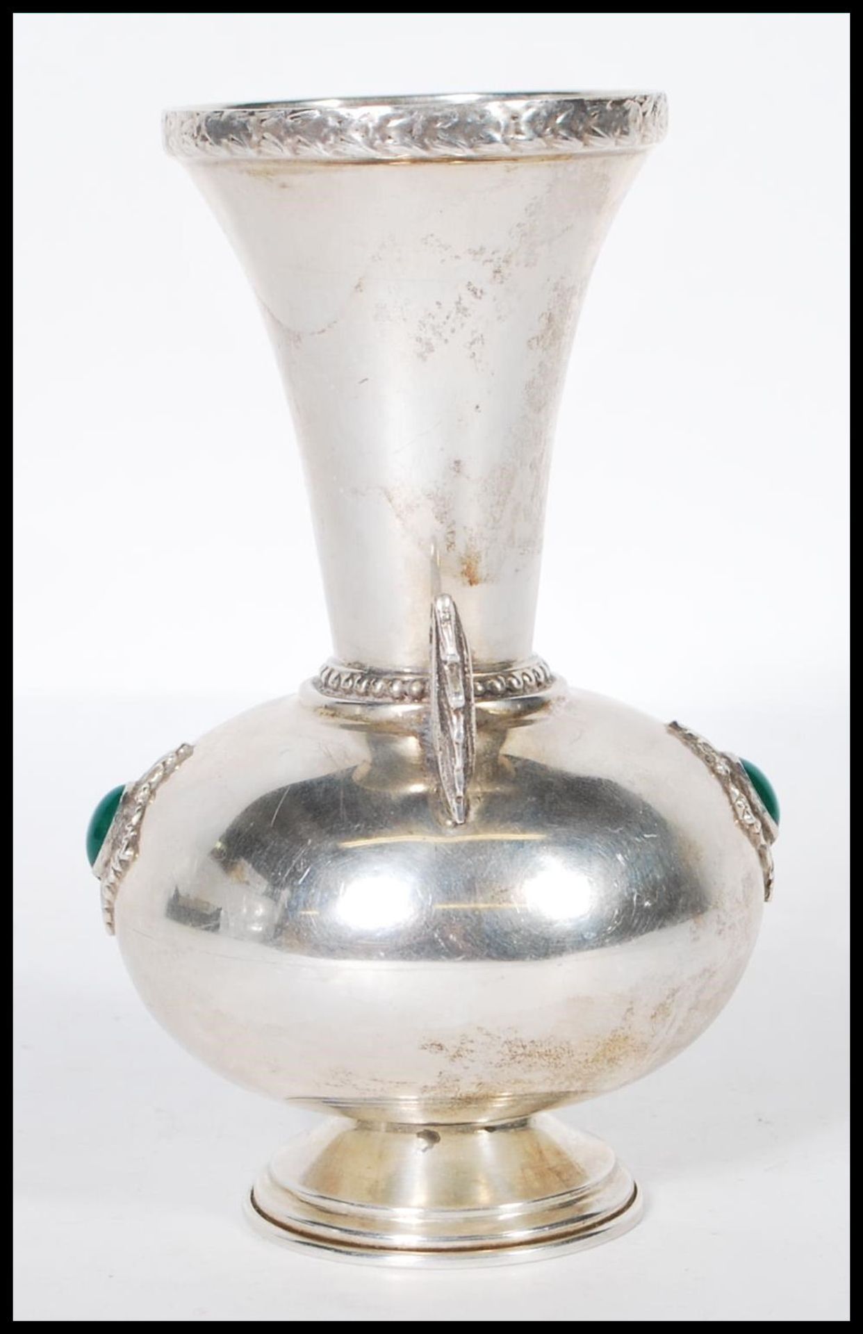 A 900 cast silver vase having a bulbous body with trumpet neck and twin arms in the form of - Bild 2 aus 5