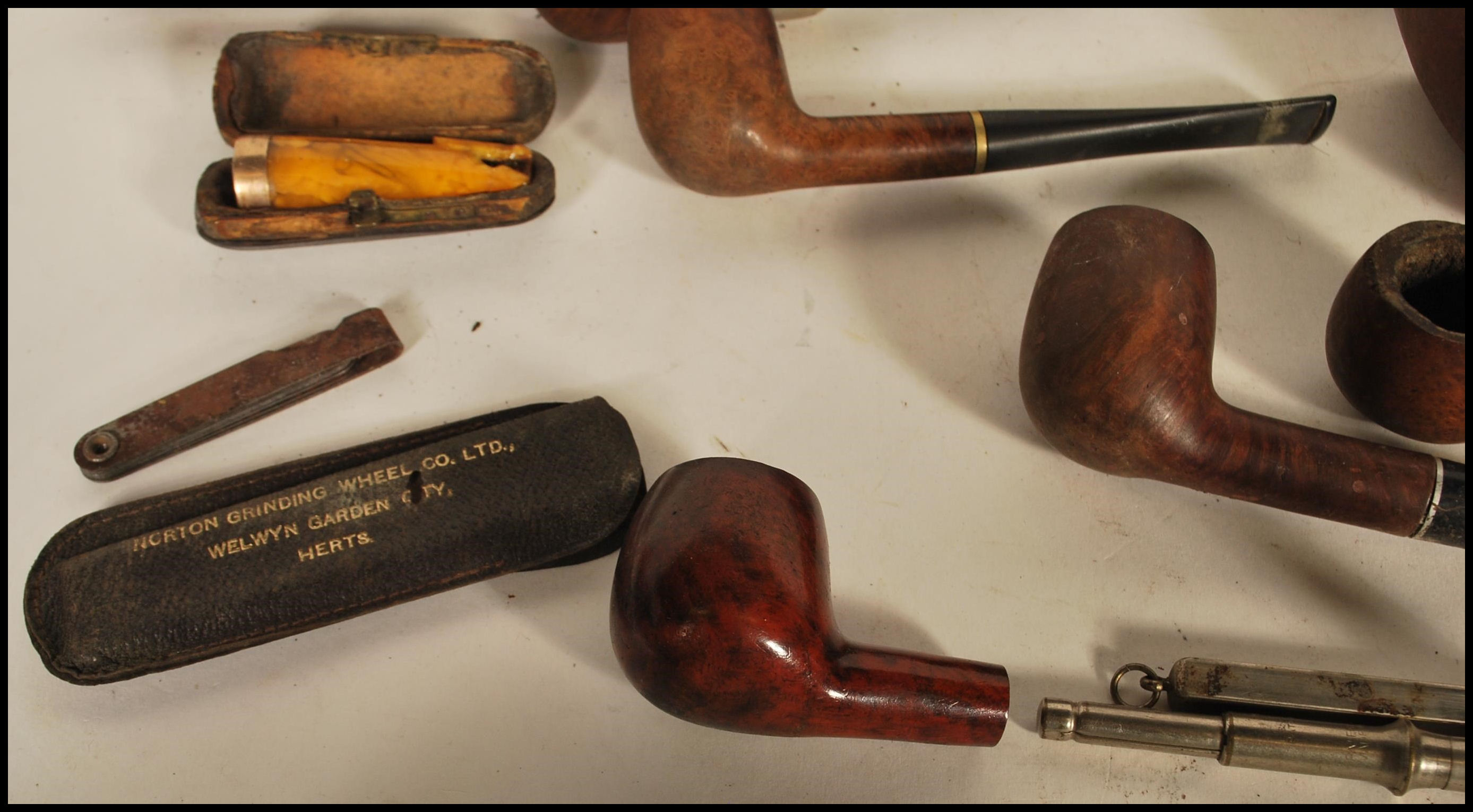 A good collection of vintage smoking tobacco pipes and accessories to include various leather - Image 5 of 12