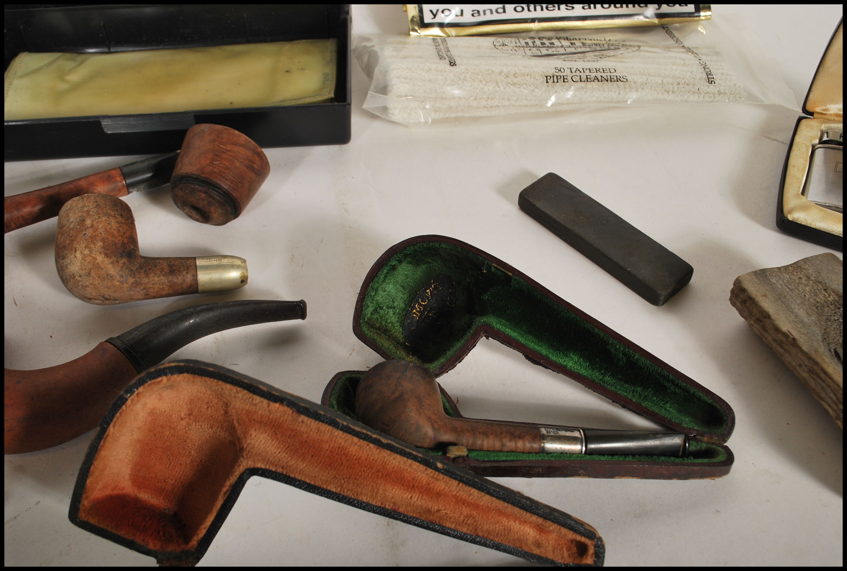 A good collection of vintage smoking tobacco pipes and accessories to include various leather - Image 9 of 12