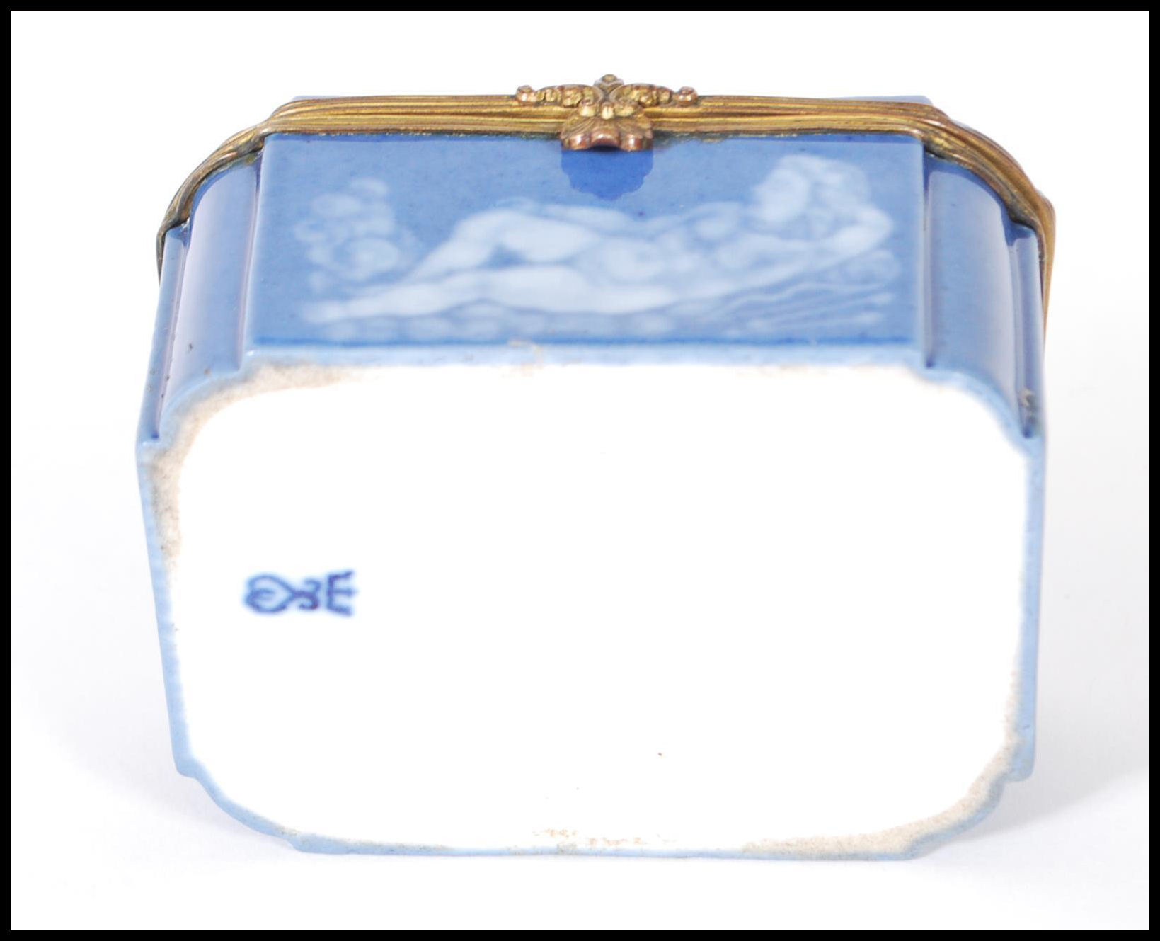 An early 20th Century continental German porcelain blue ceramic casket / trinket box with a pat - Image 9 of 9