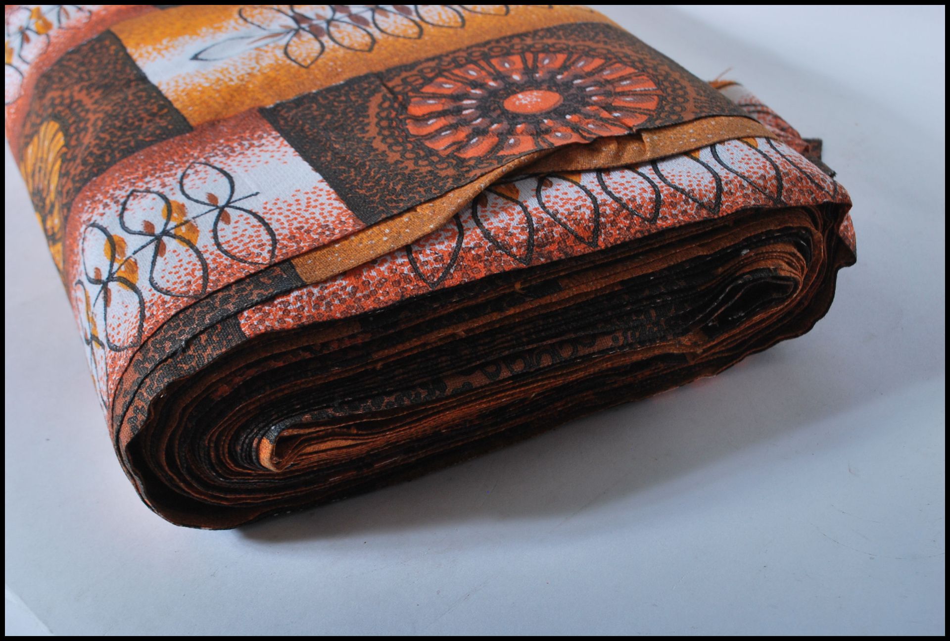 Interior design- A retro mid 20th Century roll of fabric in orange and brown colour with various - Bild 3 aus 5