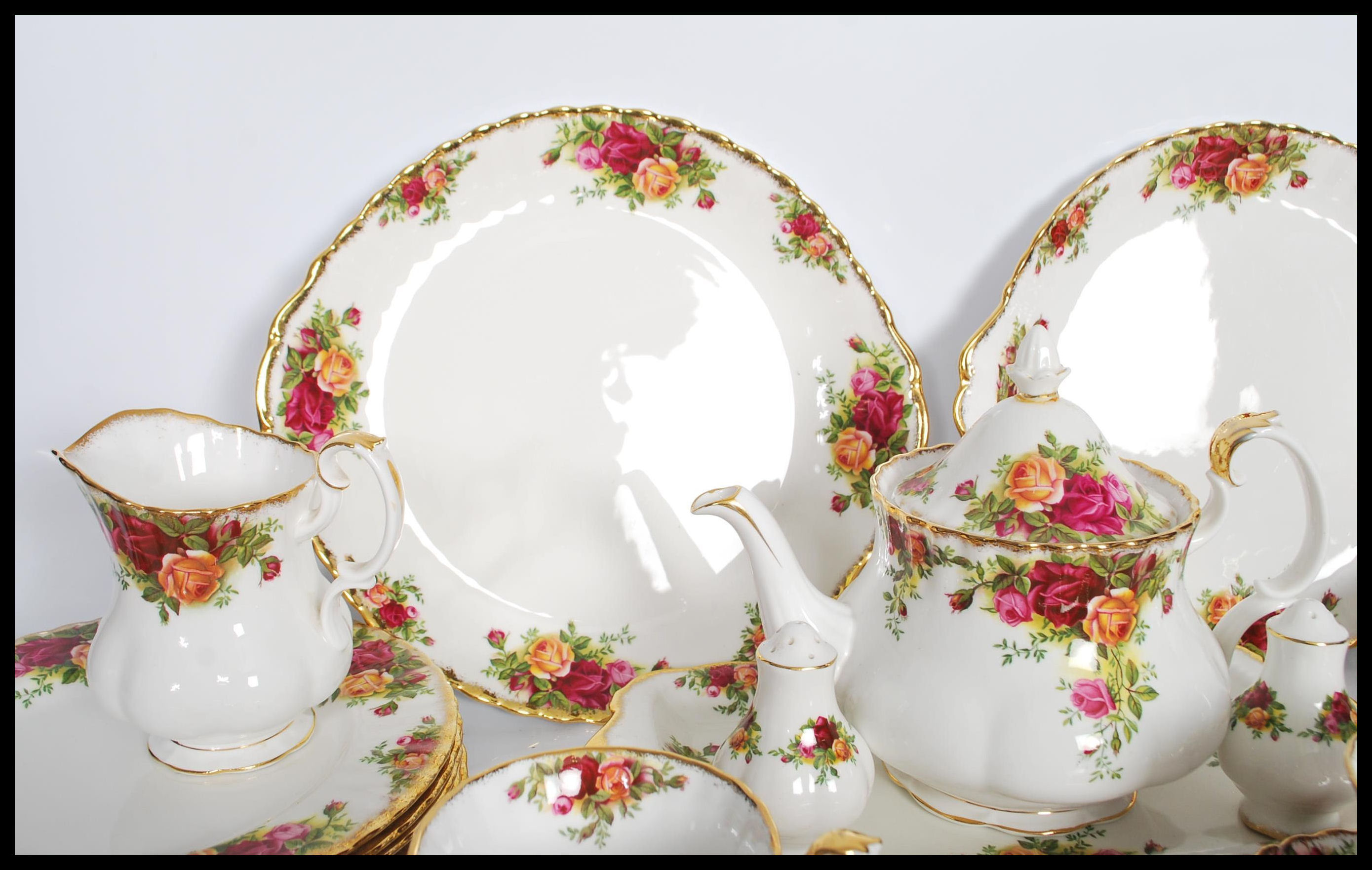 A Royal Albert bone China dinner / tea service in the Country Roses pattern. Consisting of dinner - Image 6 of 10