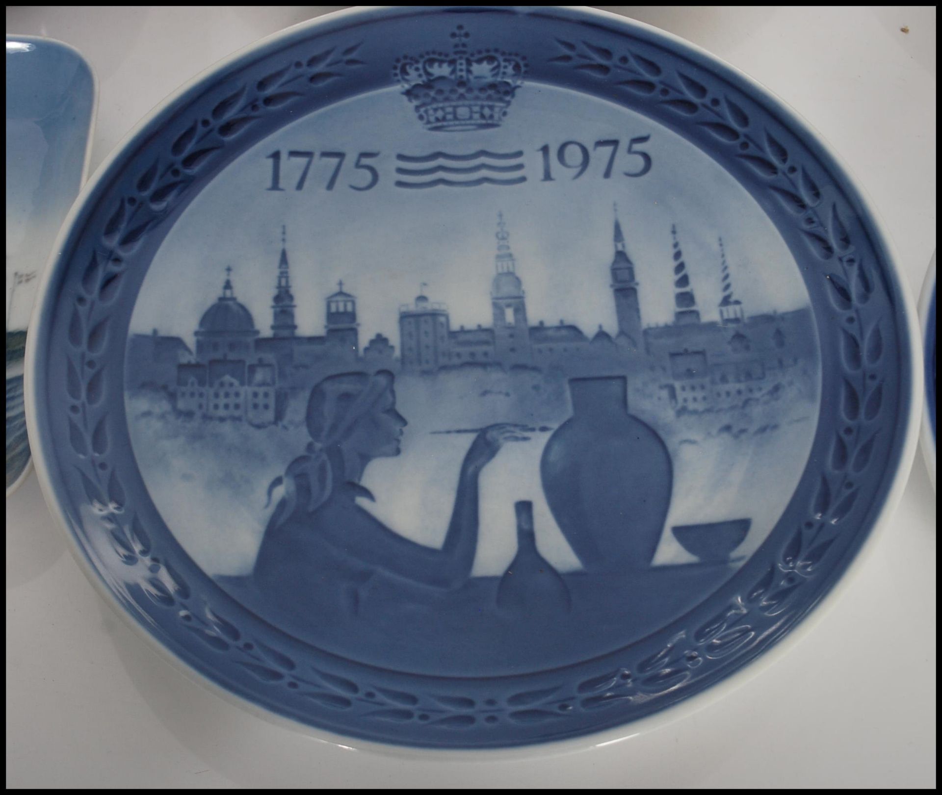 A group of four Royal Copenhagen blue and white porcelain plates to include a Bicentenary 1775-1975, - Bild 3 aus 10