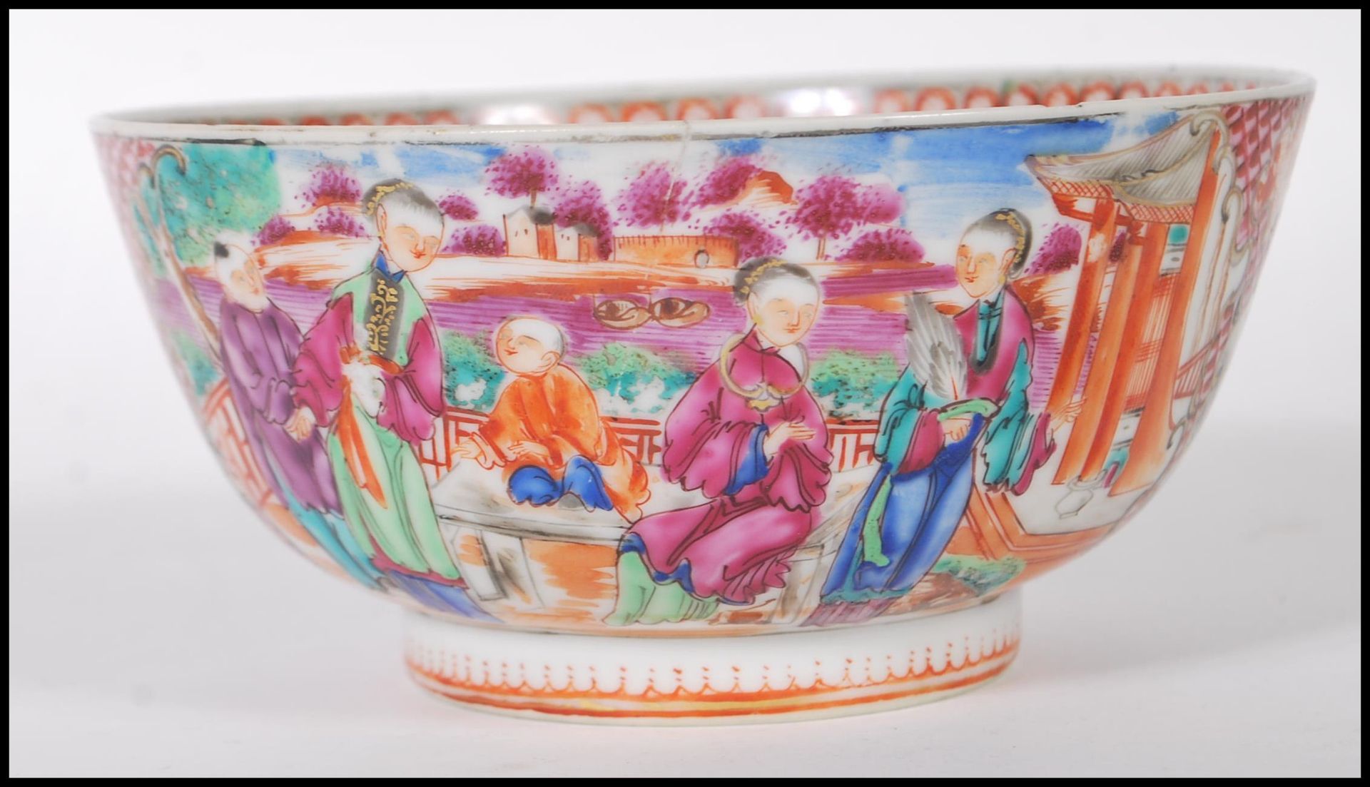 A late 19th Century Chinese bowl having hand painted and enamel figures in a courtyard scenes and - Bild 3 aus 6