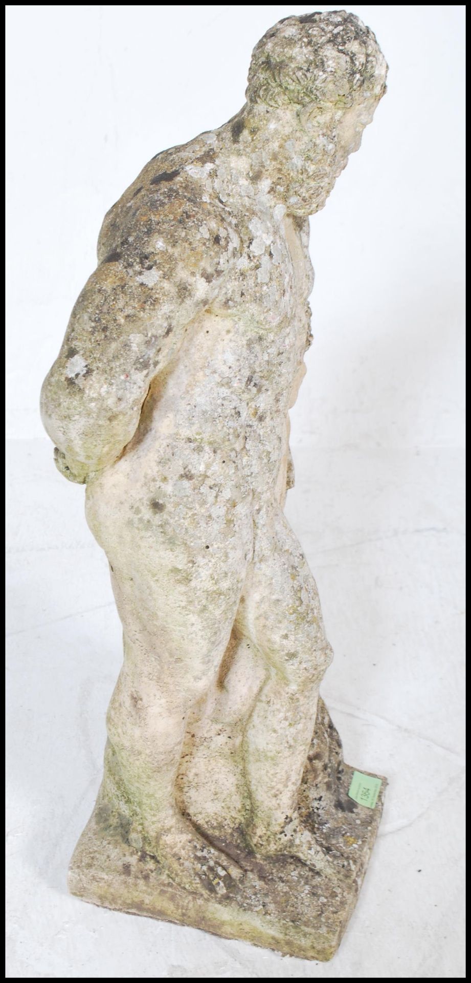 A 20th Century well weathered reconstituted stone garden statue figure of Hercules, leaning - Bild 4 aus 5