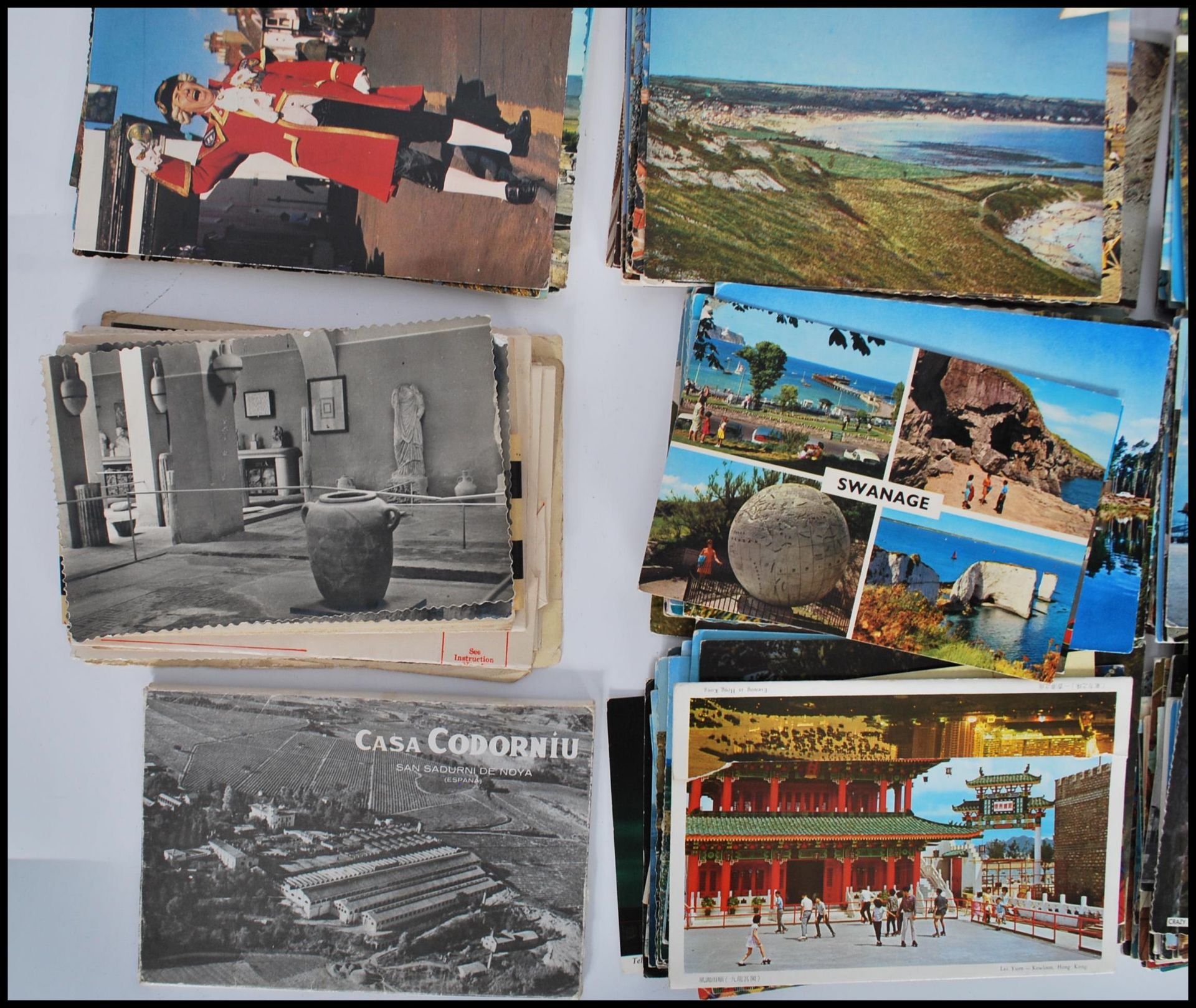 A collection of mid to late 20th Century postcards dating from the mid to late 20th Century to - Bild 4 aus 5