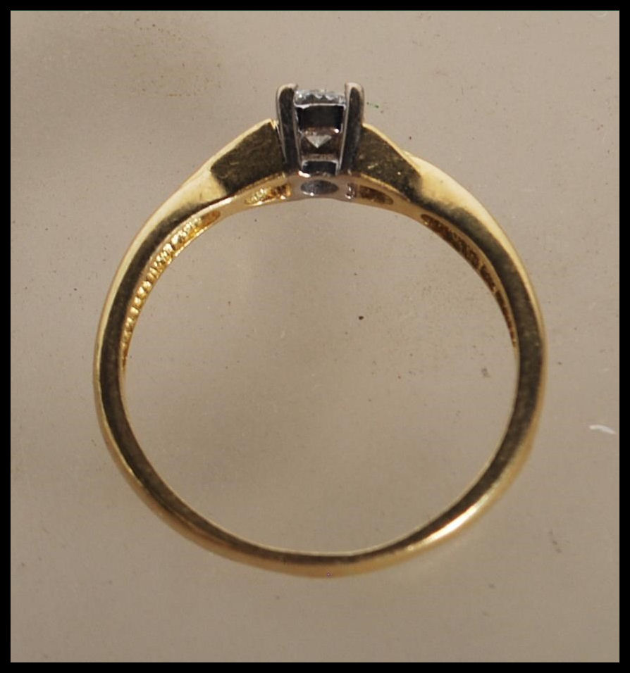 A hallmarked 18ct yellow gold solitaire diamond ring having decorative cross over shoulders with a - Image 4 of 5