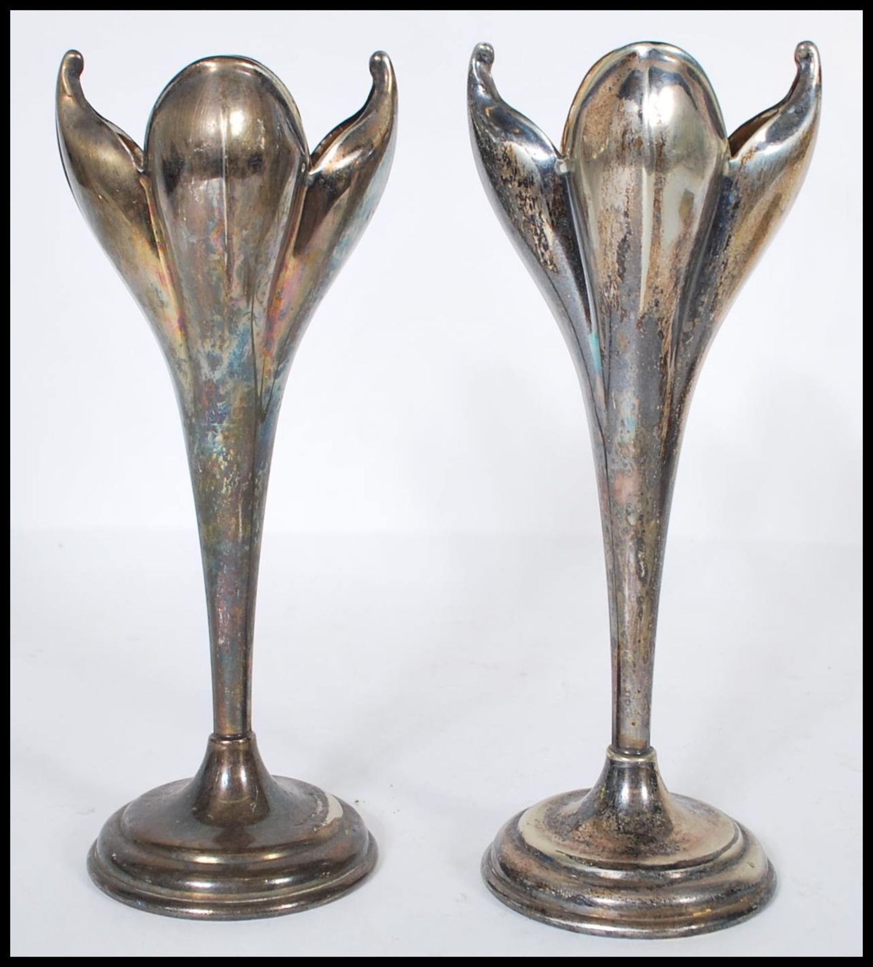 A pair of silver plated Art Nouveau mantelpiece spill vases in the form of opening flowers raised on - Bild 4 aus 6