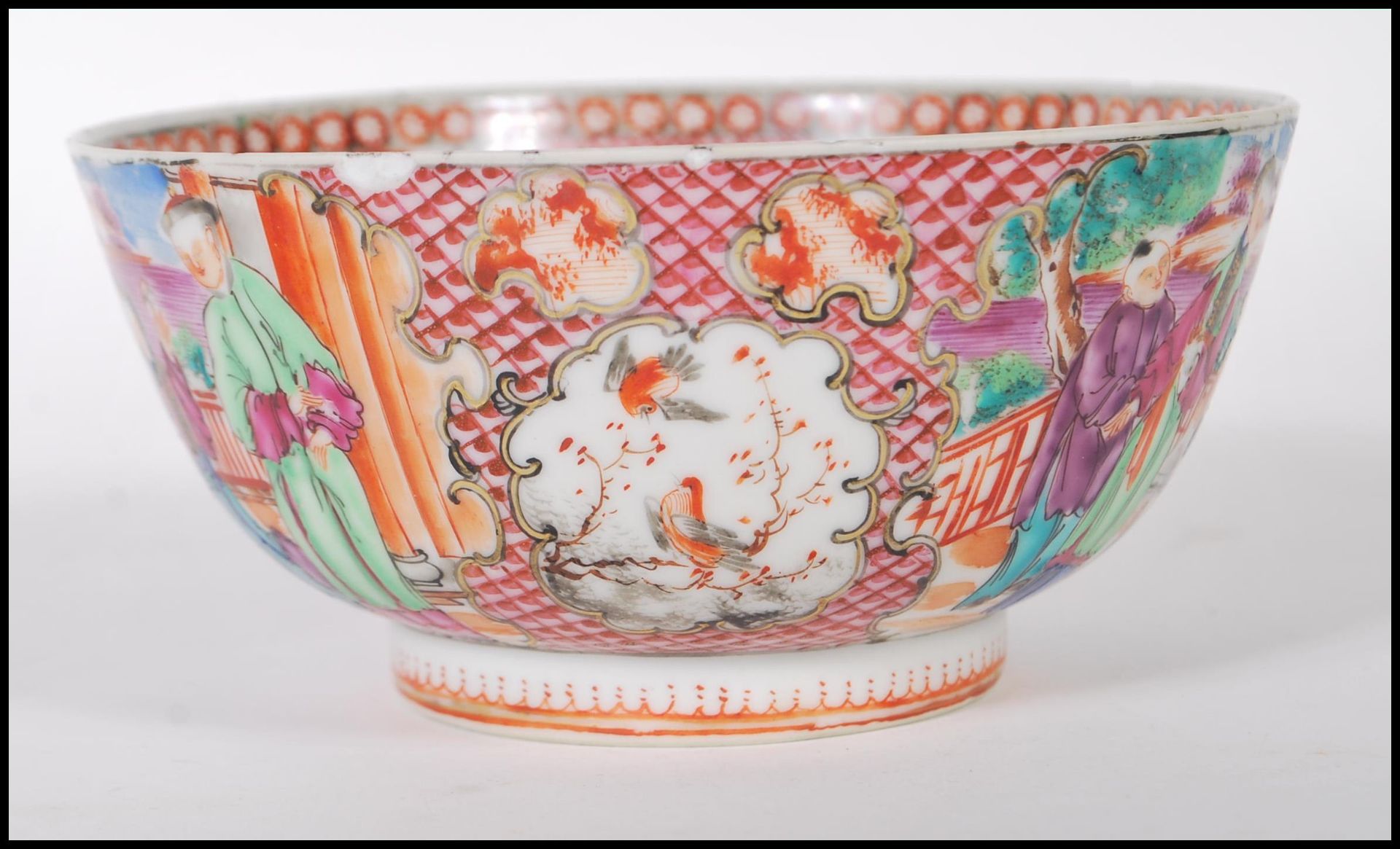 A late 19th Century Chinese bowl having hand painted and enamel figures in a courtyard scenes and - Bild 4 aus 6