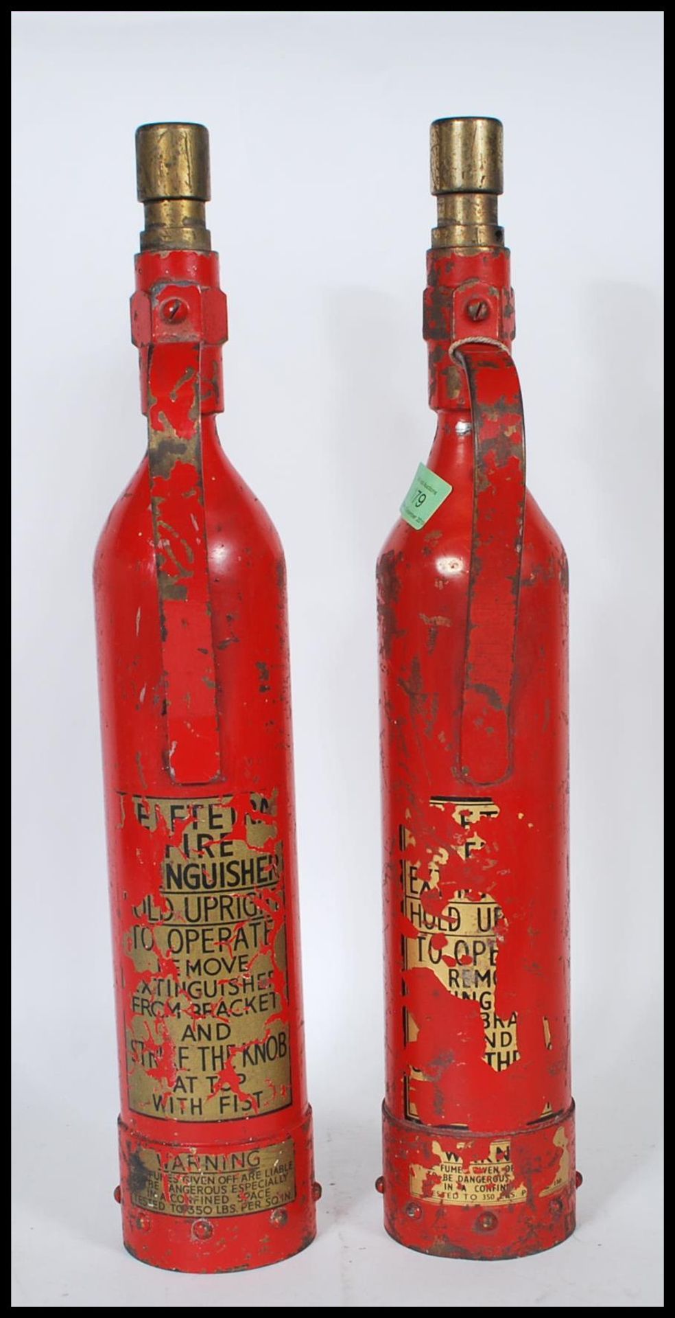 A pair of vintage 1950's fire extinguishers of tall cylindrical form having applied gold labels - Bild 4 aus 4