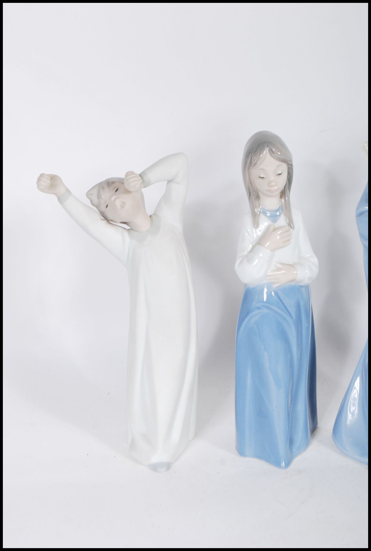 A collection of Nao and Lladro ceramic figurines to include a Lladro nun, a Lladro praying cherub, - Bild 2 aus 7