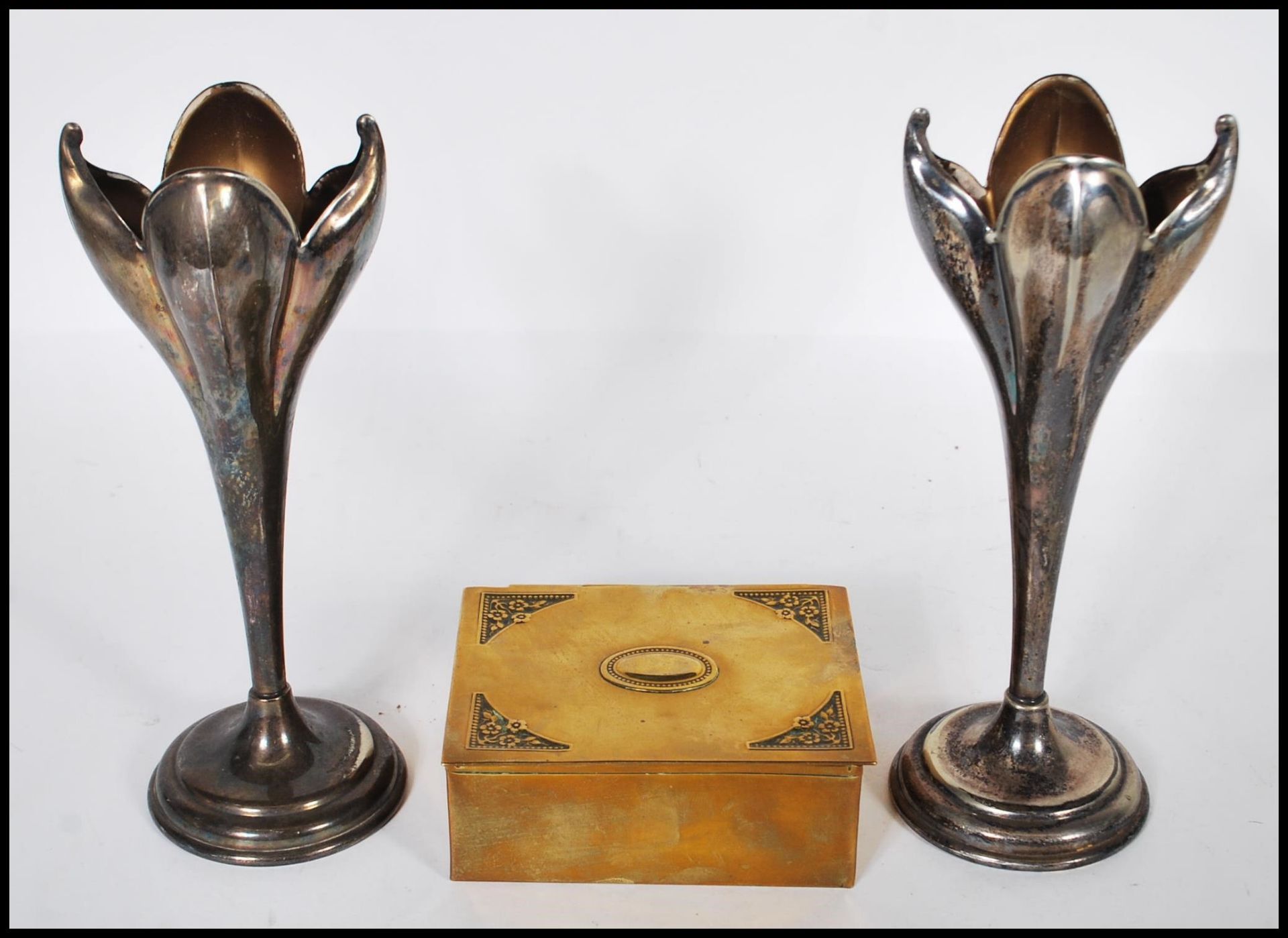 A pair of silver plated Art Nouveau mantelpiece spill vases in the form of opening flowers raised on - Bild 2 aus 6