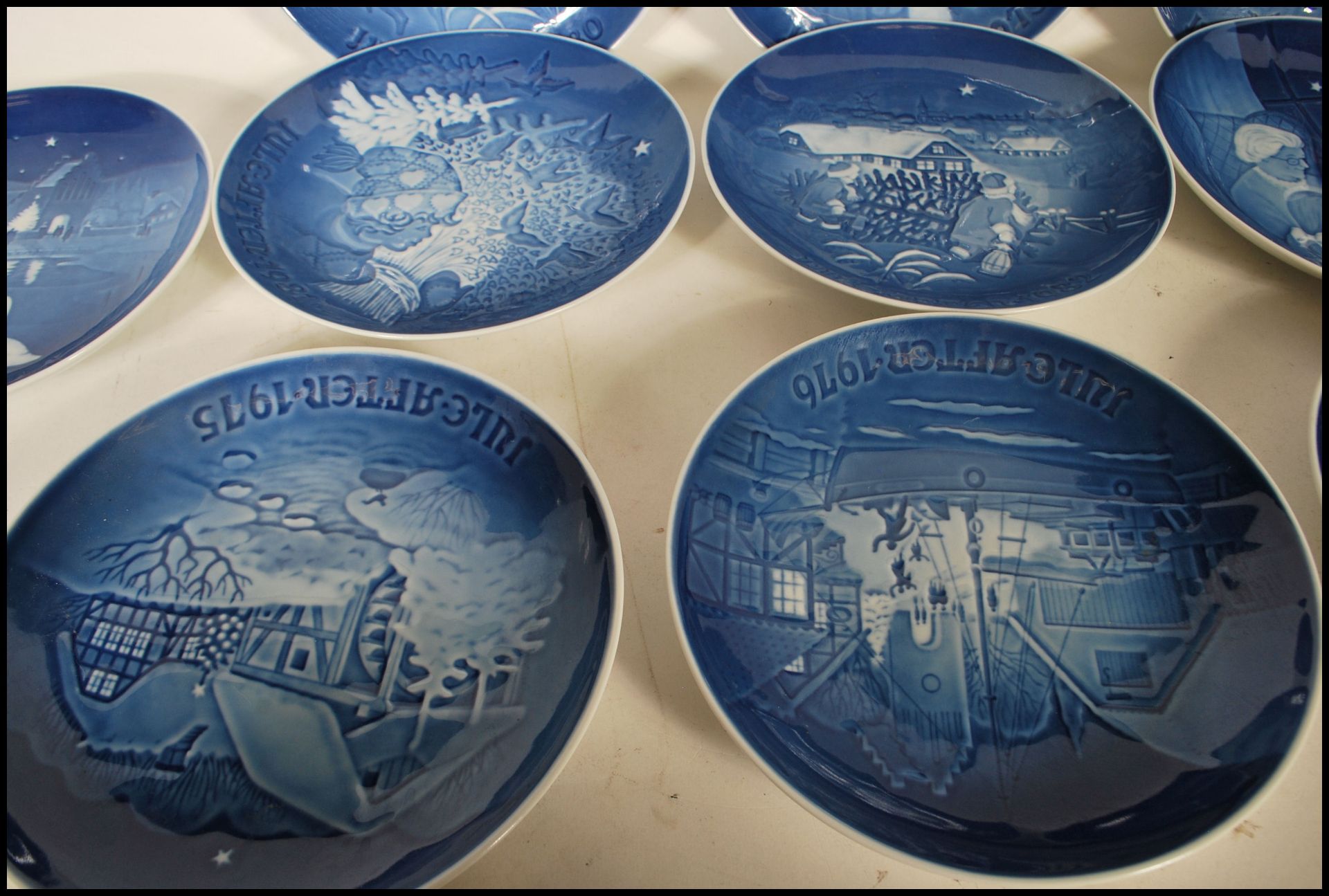 A group of ten B&G Limited edition blue and white annual Christmas plates dating from 1973 - - Bild 3 aus 7