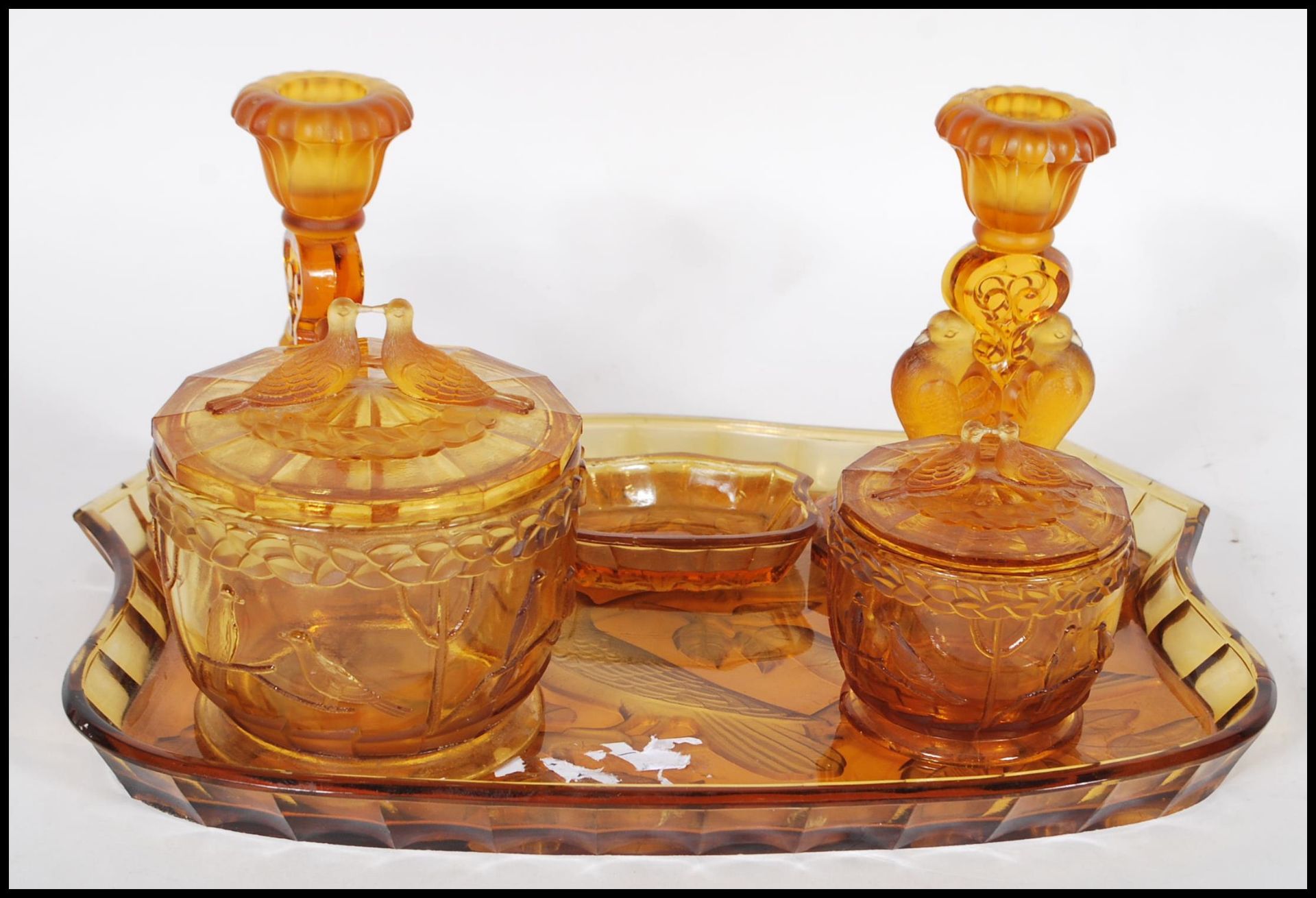 An early 20th Century Art Deco 1930's amber glass dressing table vanity set consisting of - Bild 2 aus 5