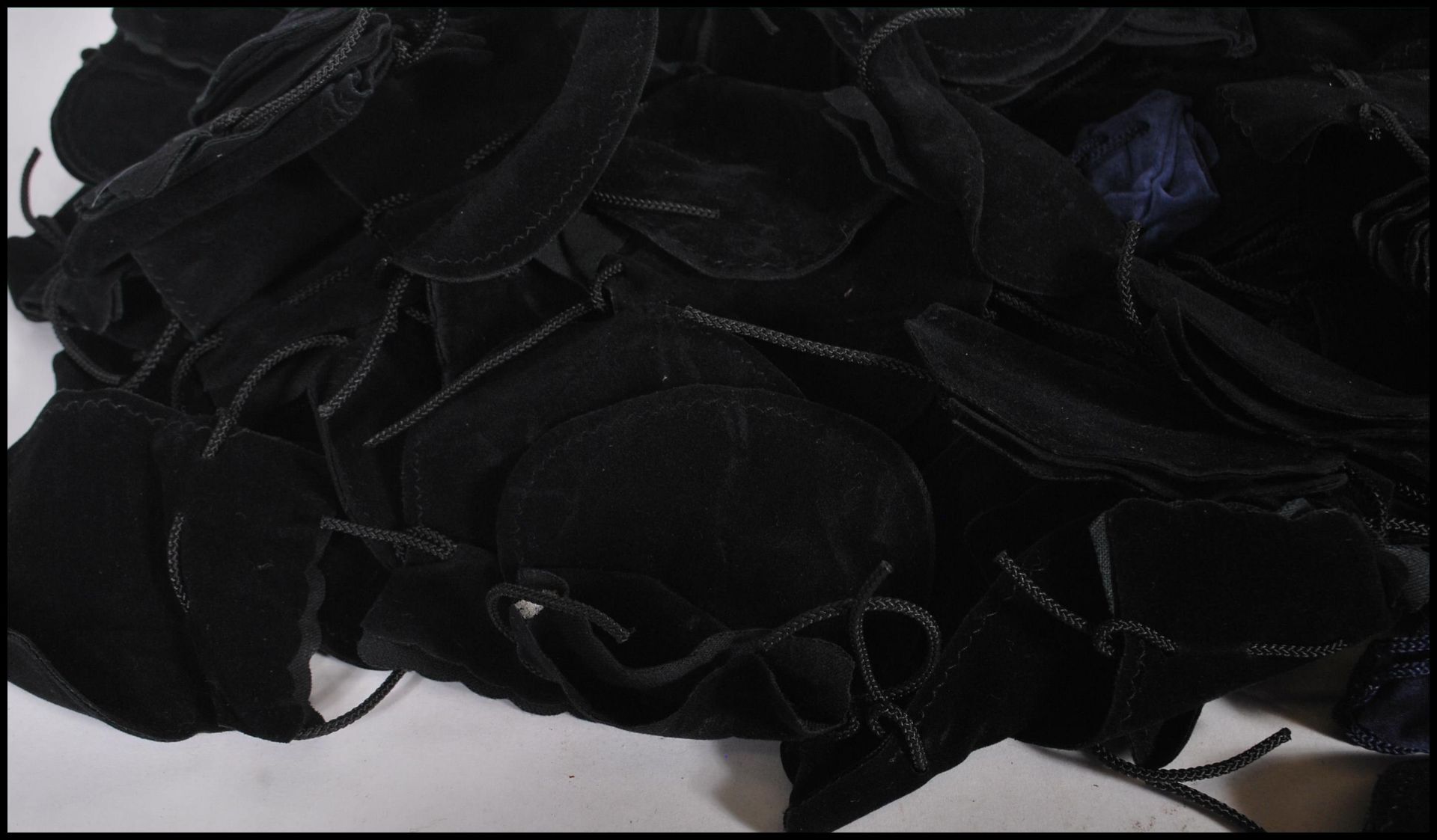 A bag of 20th Century velvet jewellery pouches ( approx 225 in total ). All with string in black - Bild 3 aus 5