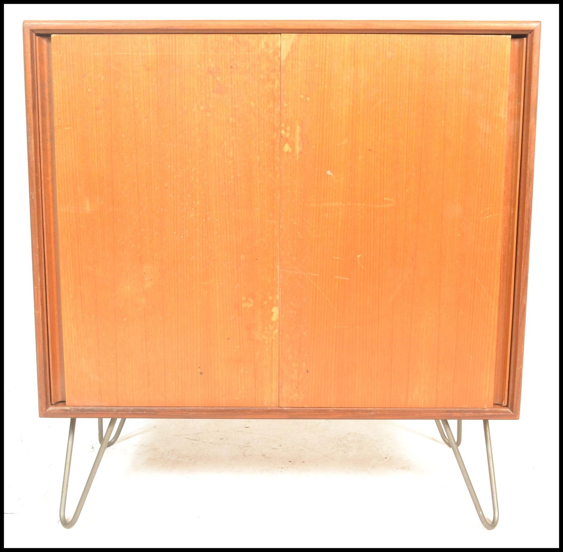 A mid century teak wood and hairpin leg cabinet. Raised on hairpin legs with a double door teak wood - Bild 3 aus 5