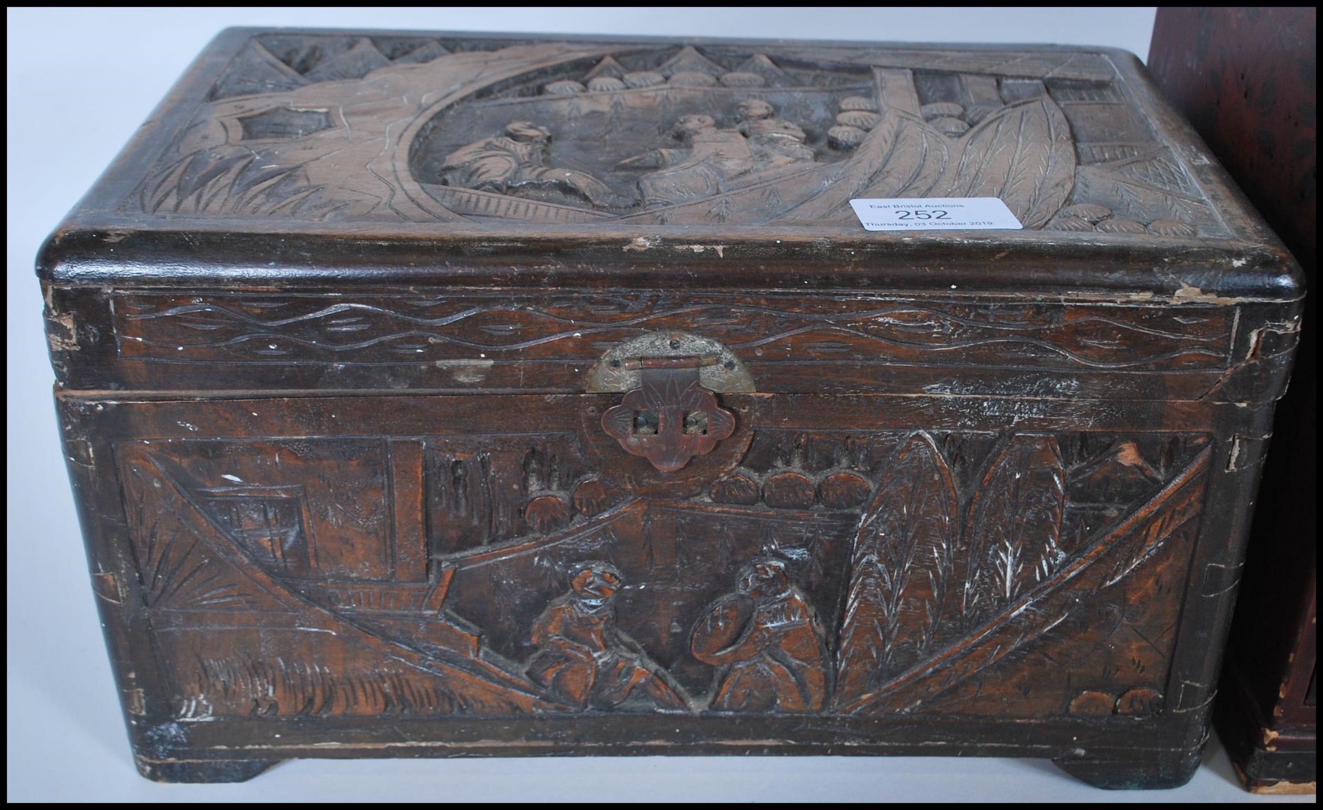 A late 19th Century Chinese carved wooden table top box decorated with carved panels depicting - Bild 3 aus 5