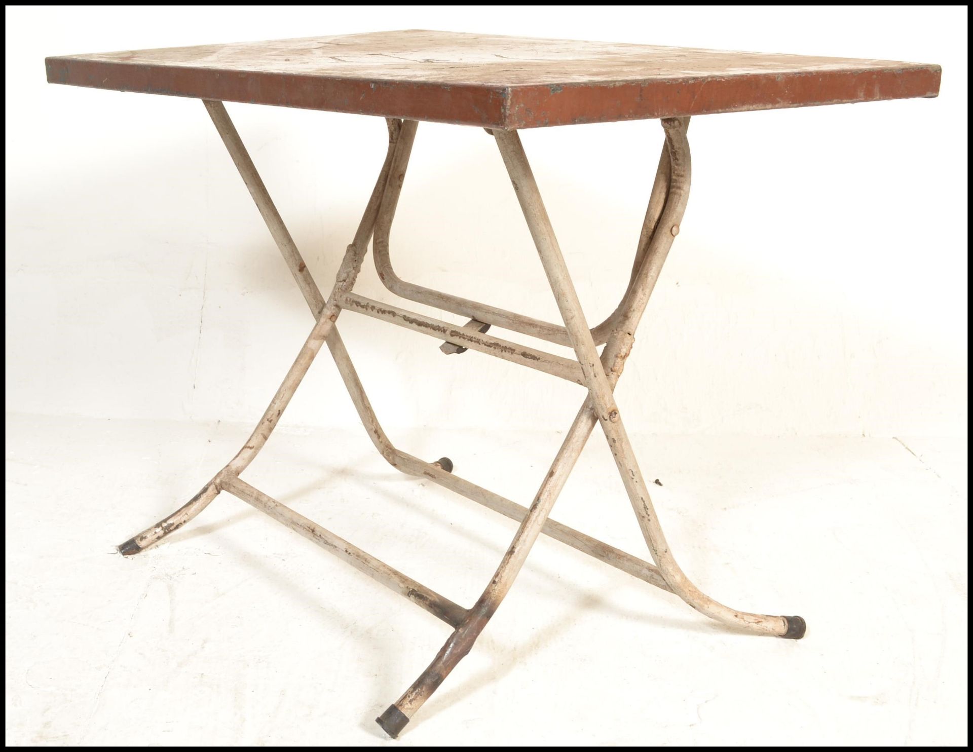 A set of retro 20th century metal folding cafe tables. Each with folding metal leg bases having - Bild 7 aus 7