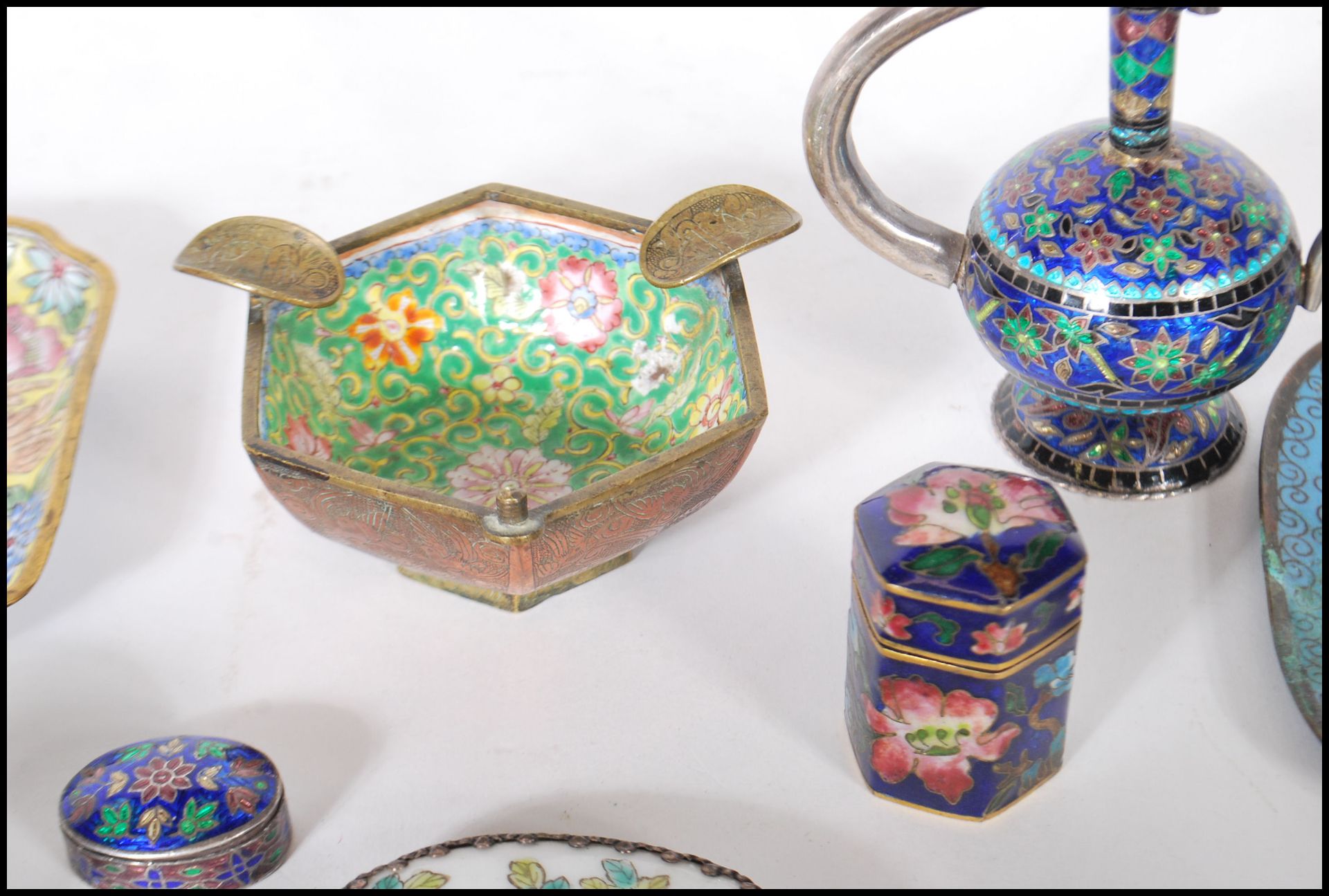 A collection of 20th Century enamel wares to include two Chinese Cloisonne dishes one decorated with - Bild 5 aus 6