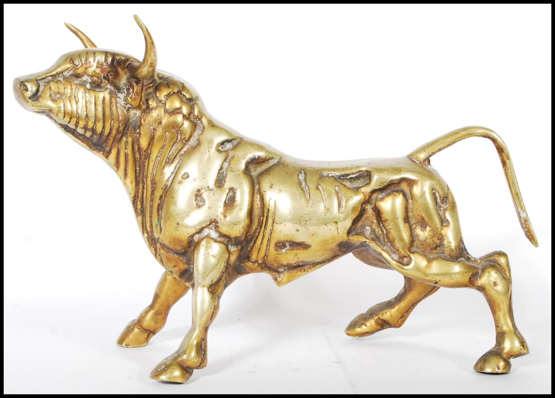 A 20th century cast bronze figurine in the form of a standing bull having a gilt exterior. - Bild 2 aus 6