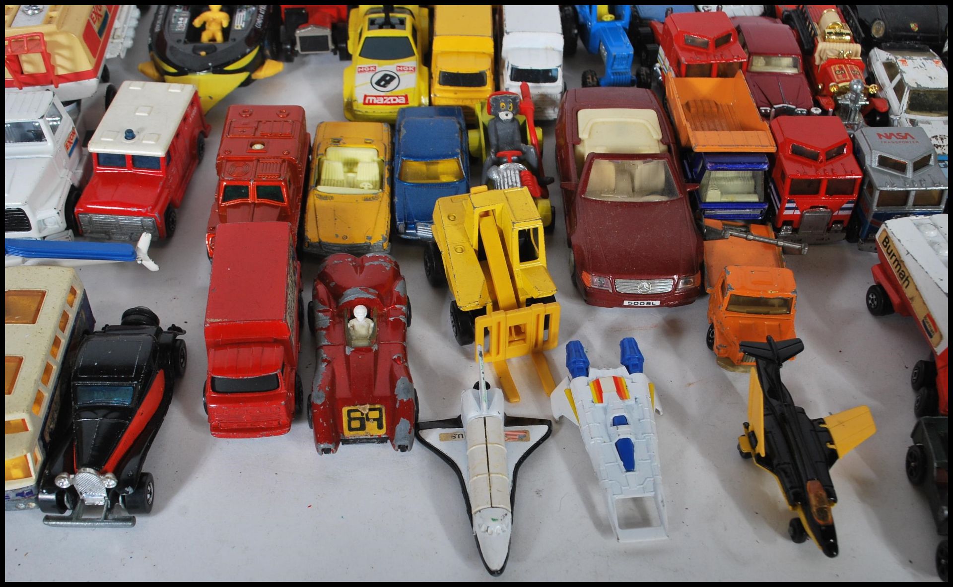 A large collection of playworn diecast model cars to include Matchbox, Corgi,  Hot Wheels etc - Bild 7 aus 10
