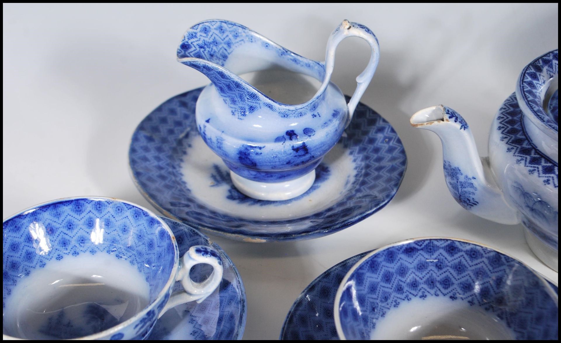An early 19th Century flow blue / blue and white miniature child's tea service depicting Chinese - Bild 4 aus 10