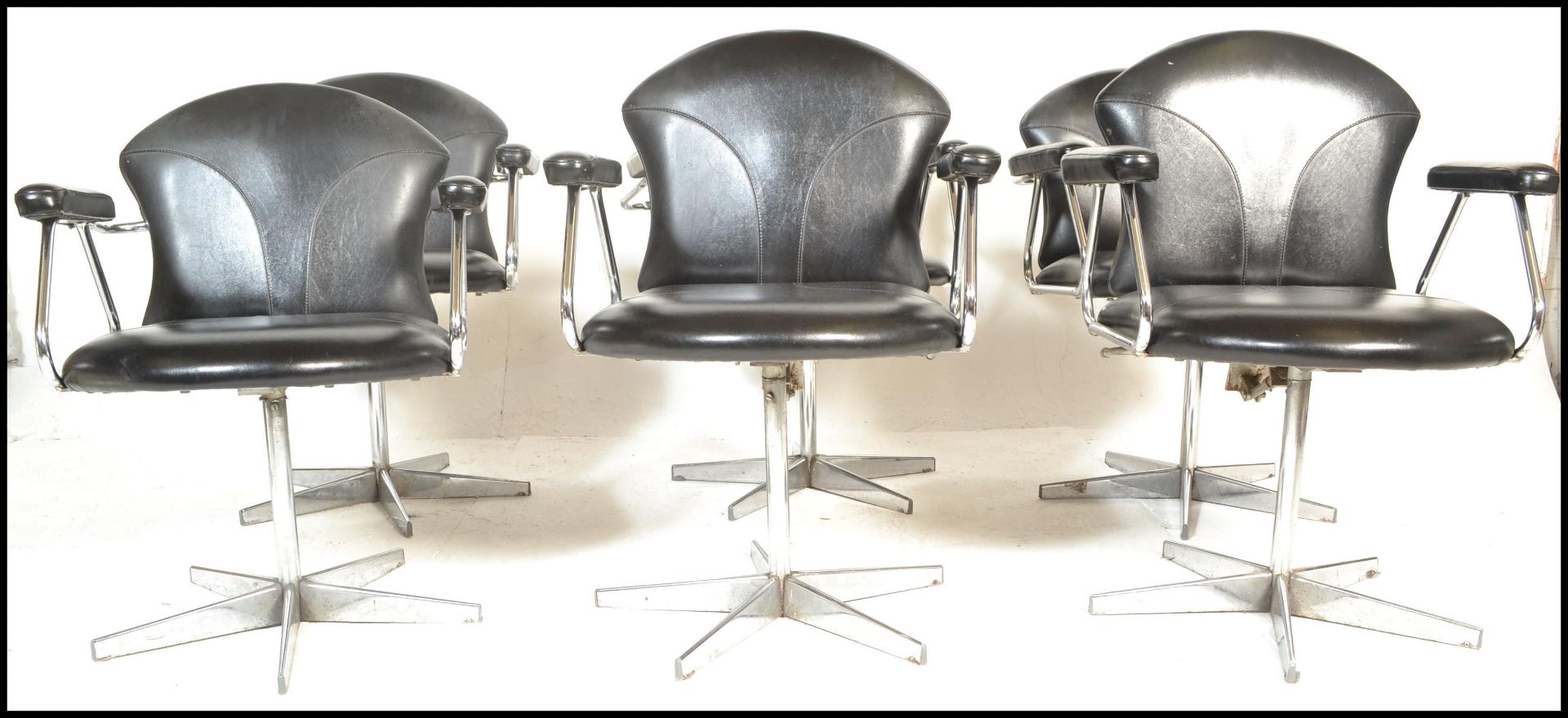 A set of 6 mid century retro chrome and faux black leather swivel chairs - dining chairs having been - Bild 2 aus 8