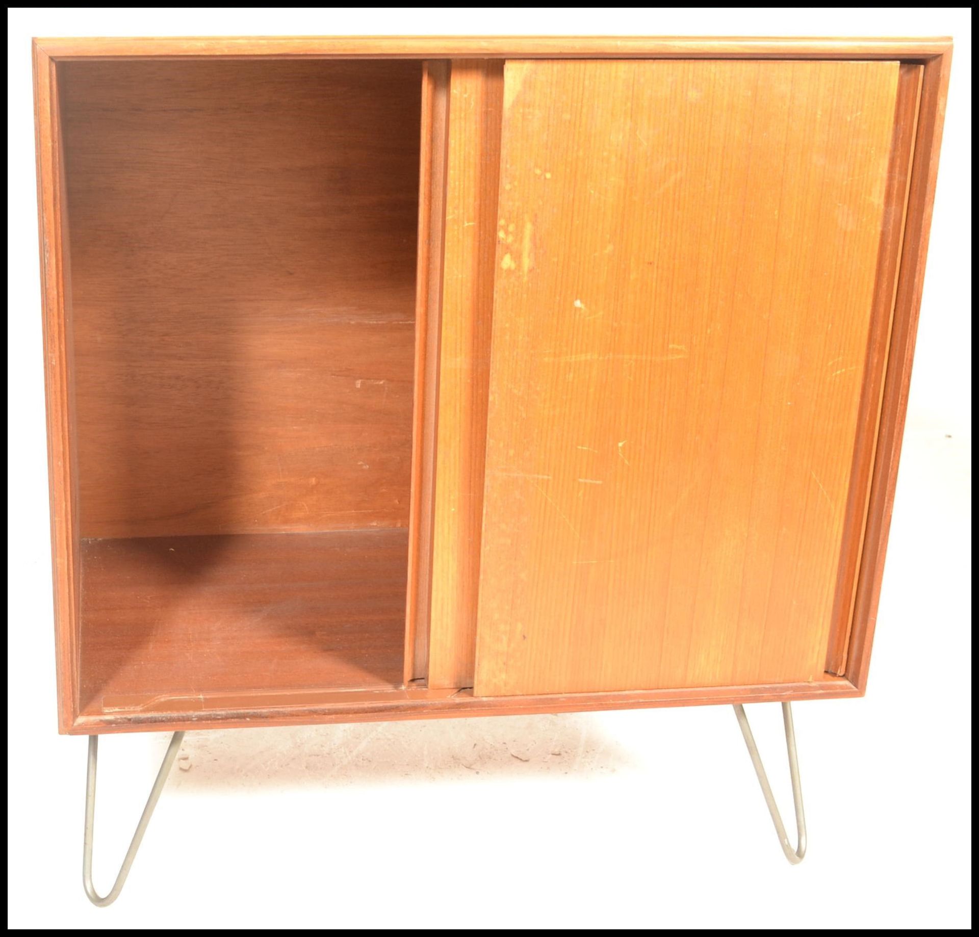 A mid century teak wood and hairpin leg cabinet. Raised on hairpin legs with a double door teak wood - Bild 5 aus 5