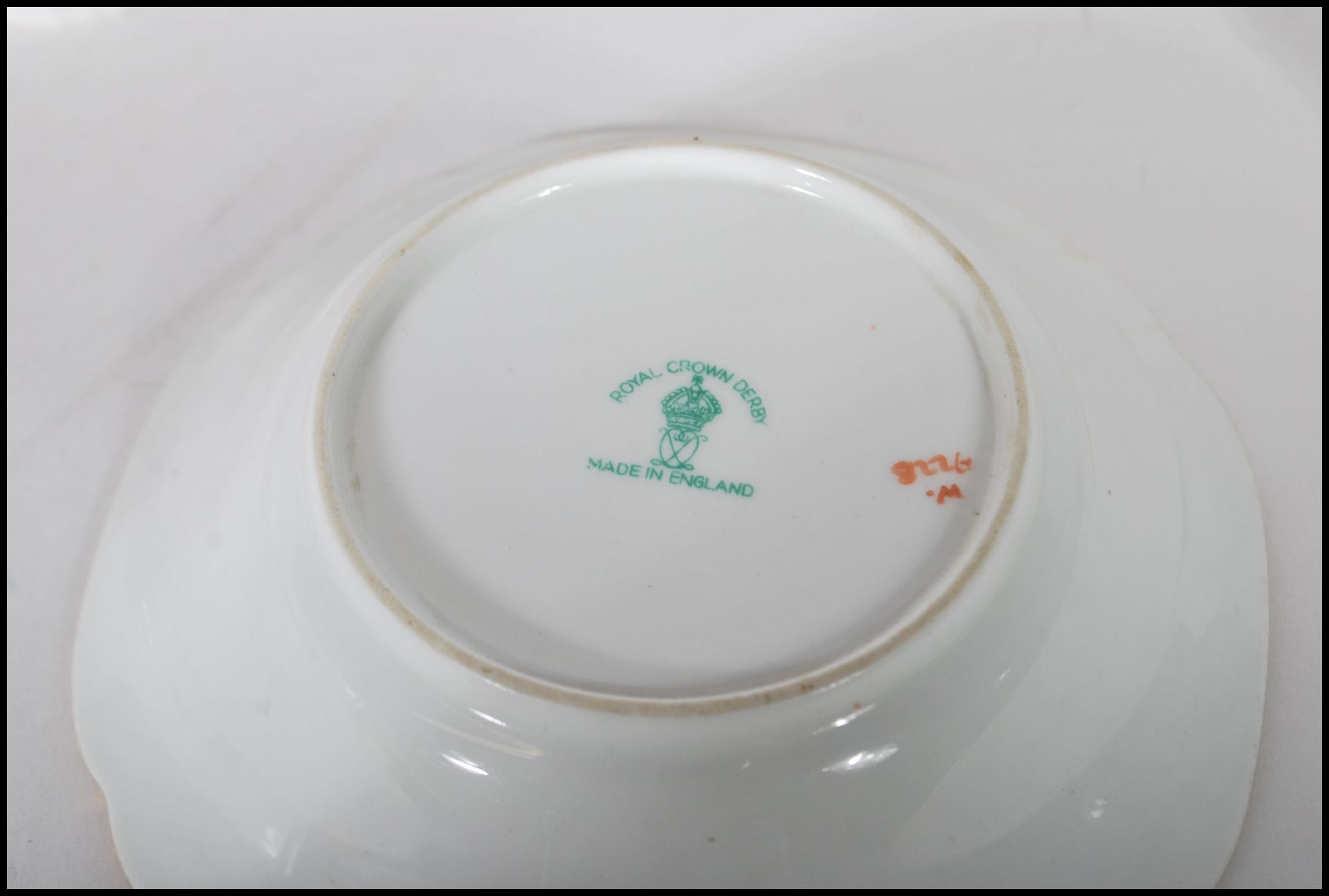A collection of fourteen pieces of bone china by Royal Crown Derby, all decorated with fauna and - Bild 8 aus 8