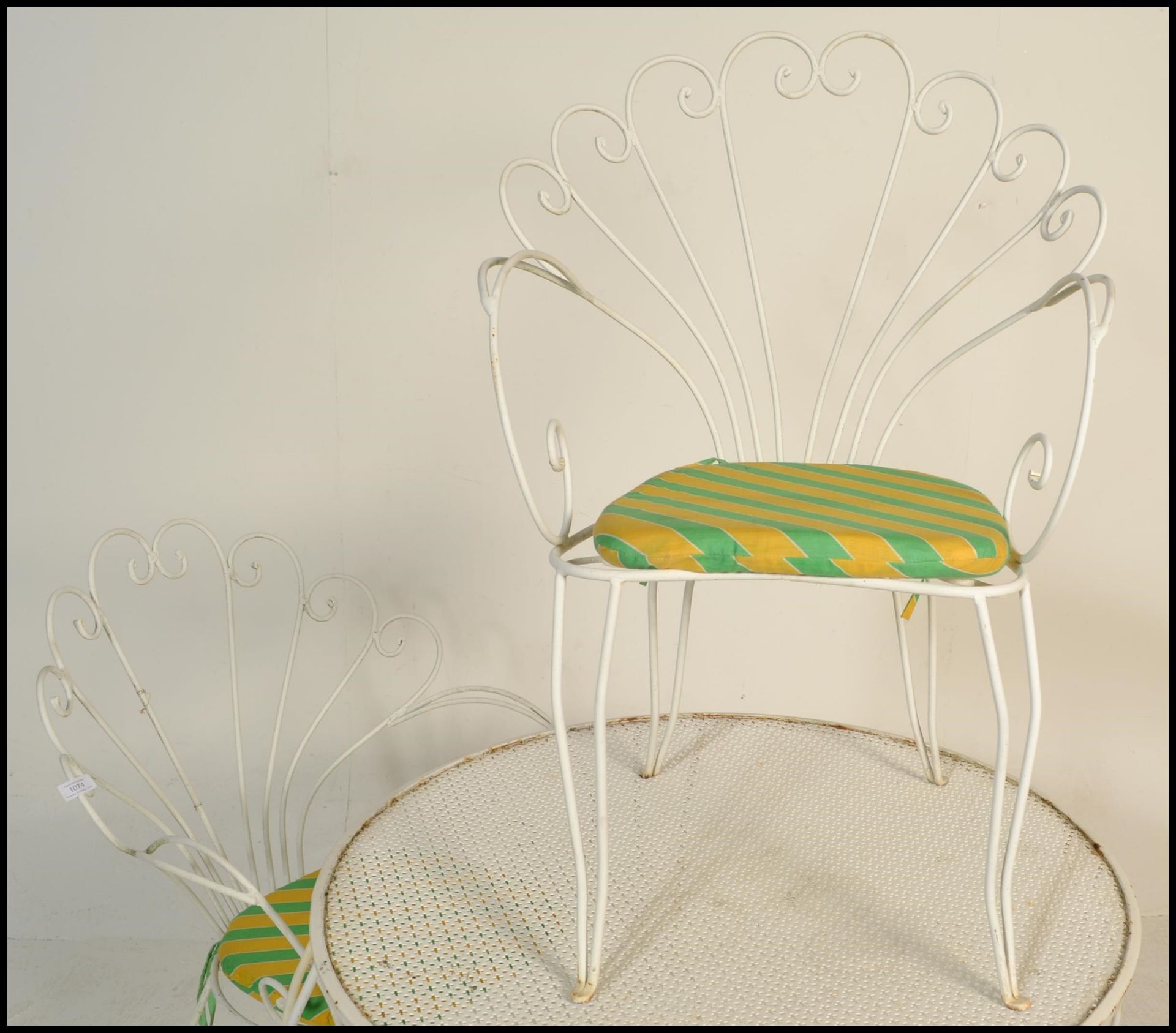 A 20th Century metal garden table and two chairs, the chairs having scroll fan backrests raised on - Bild 6 aus 11