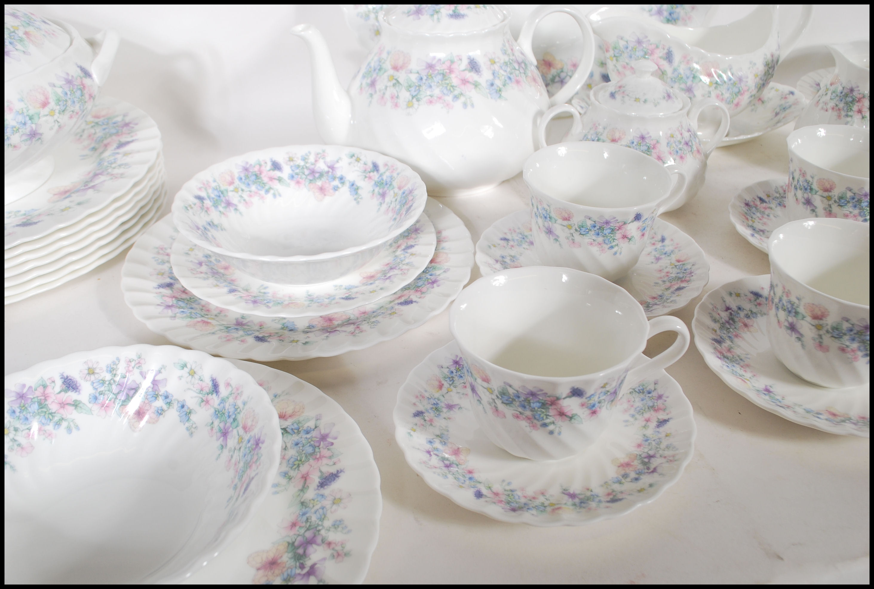 A vintage Wedgwood china tea / dinner service in the Angela pattern to include dinner plates, side - Image 6 of 11