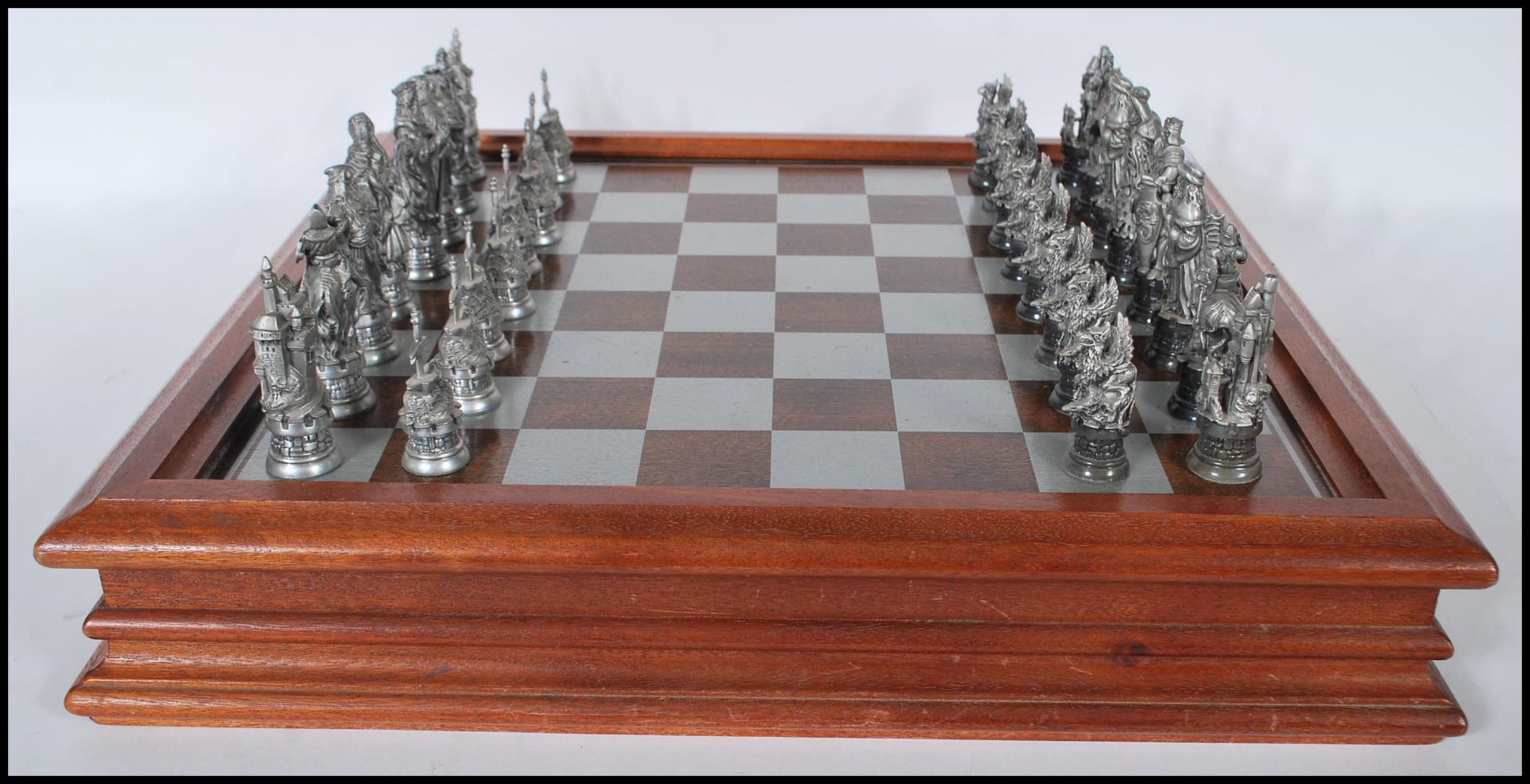 A collectors Danbury Mint Royal Selangor chess set entitled ' The Camelot Chess Set' consisting of - Bild 4 aus 12