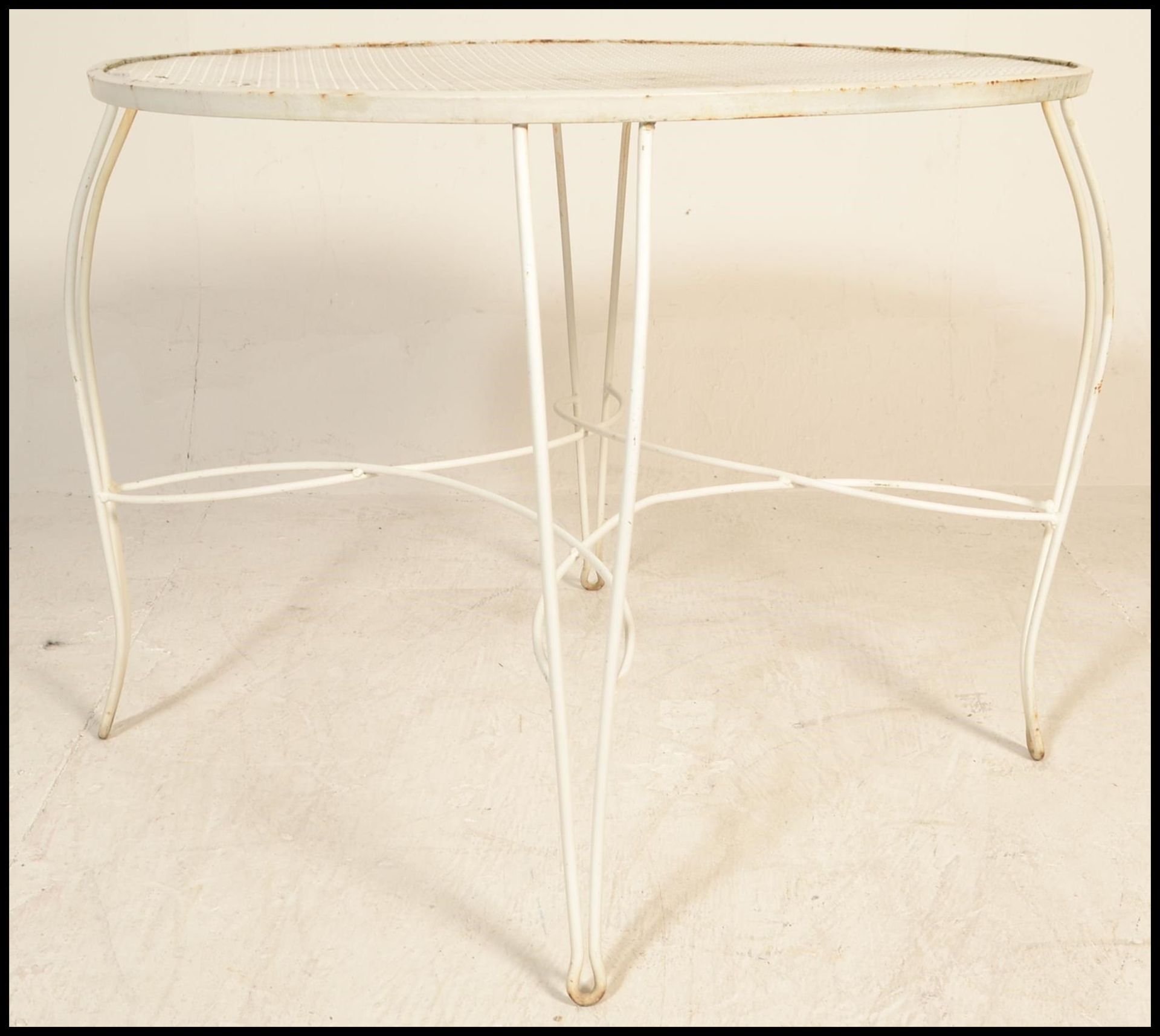 A 20th Century metal garden table and two chairs, the chairs having scroll fan backrests raised on - Bild 9 aus 11