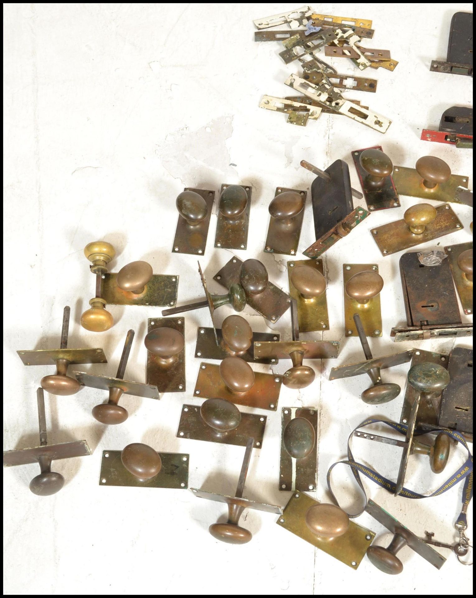 A large collection of 19th Century Victorian brass door / furniture handle knobs and locks. Multiple - Bild 2 aus 4