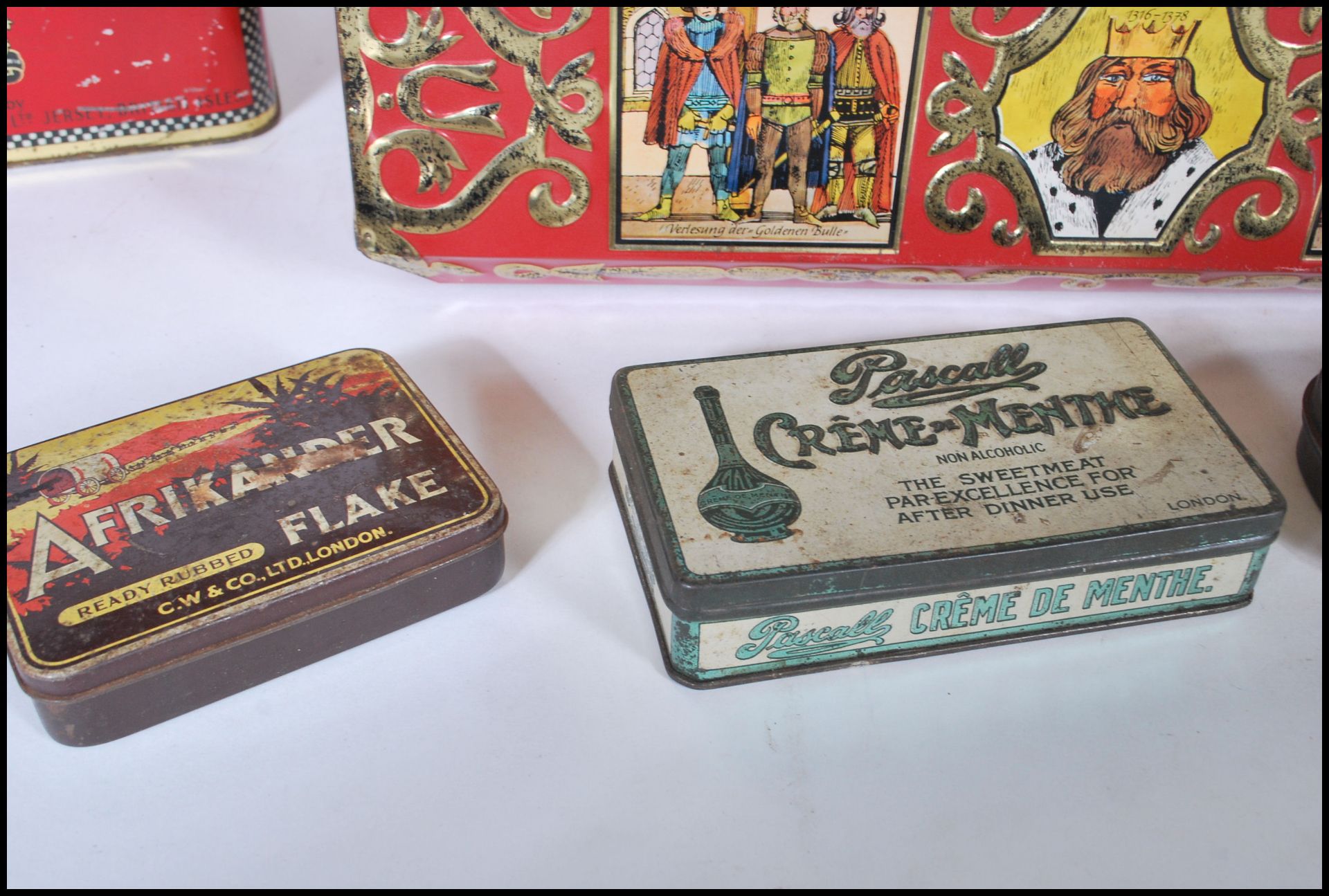 A collection of 20th Century vintage advertising tea and tobacco tins to include Lyons tea, Jacksons - Bild 4 aus 8
