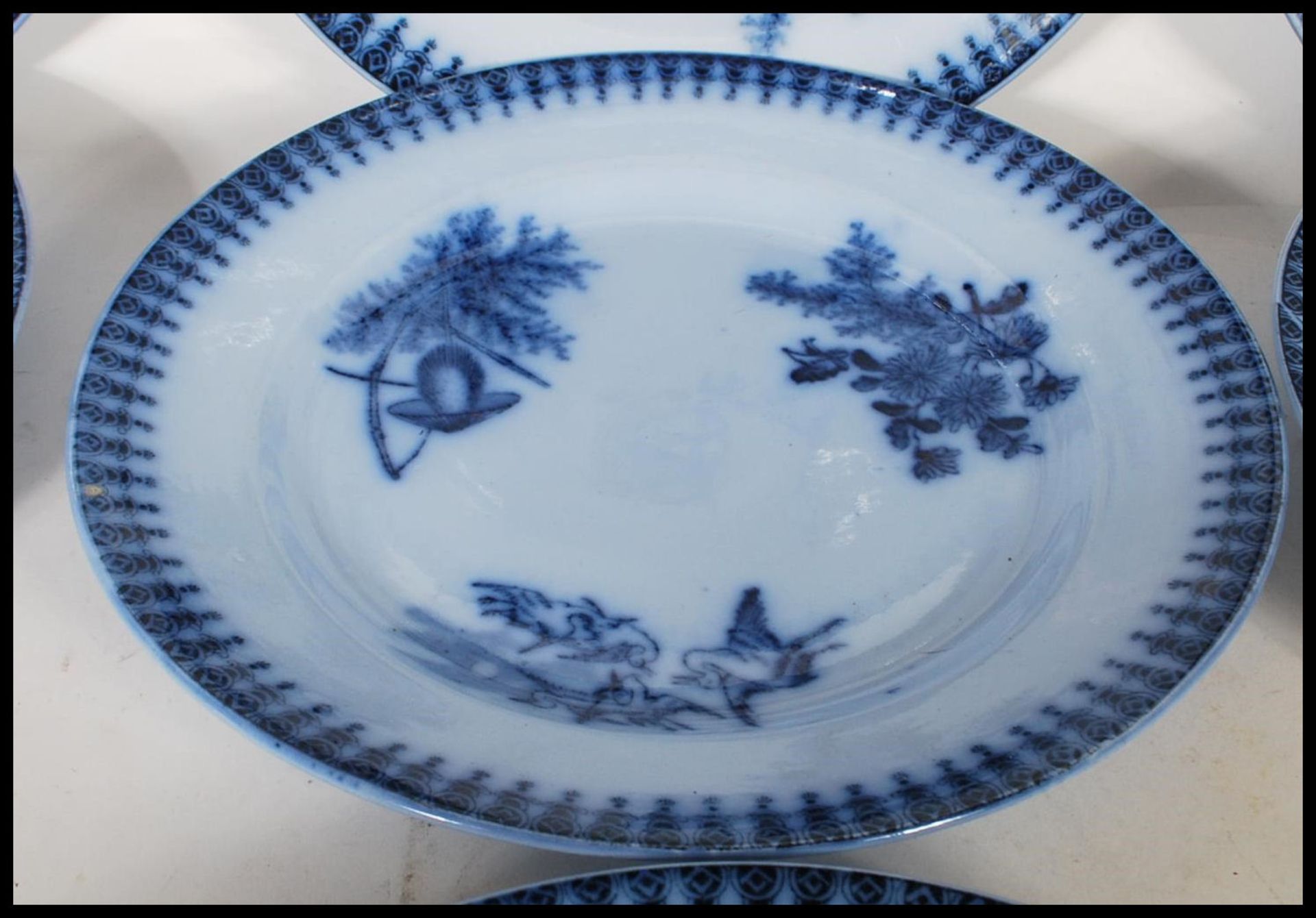 A matching set of seven early 20th Century blue and white dinner plates having blue pattern - Bild 6 aus 9