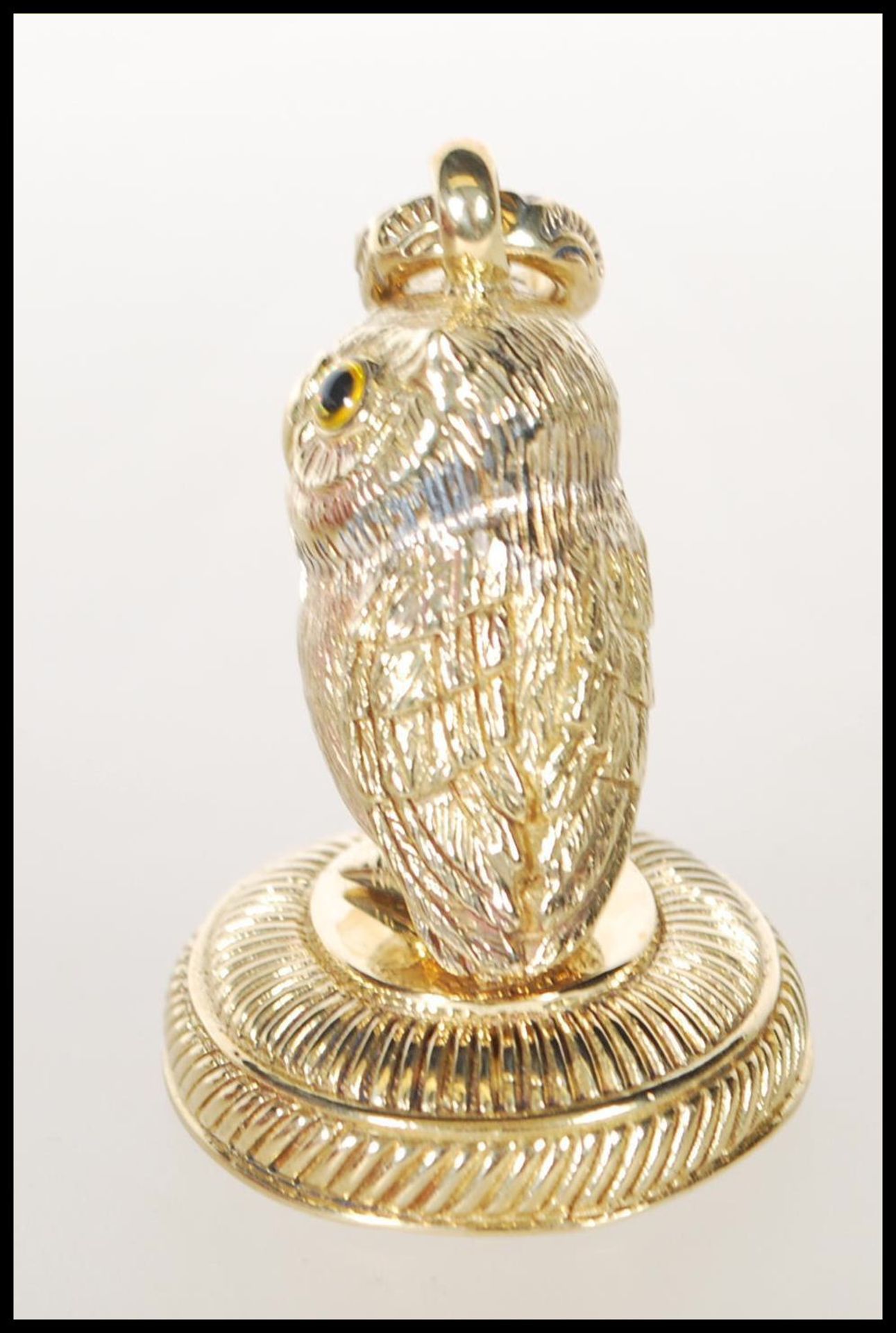 A contemporary gold plate seal in the form of an owl. Measures 4cm tall by 2.5cm diameter. - Bild 4 aus 6