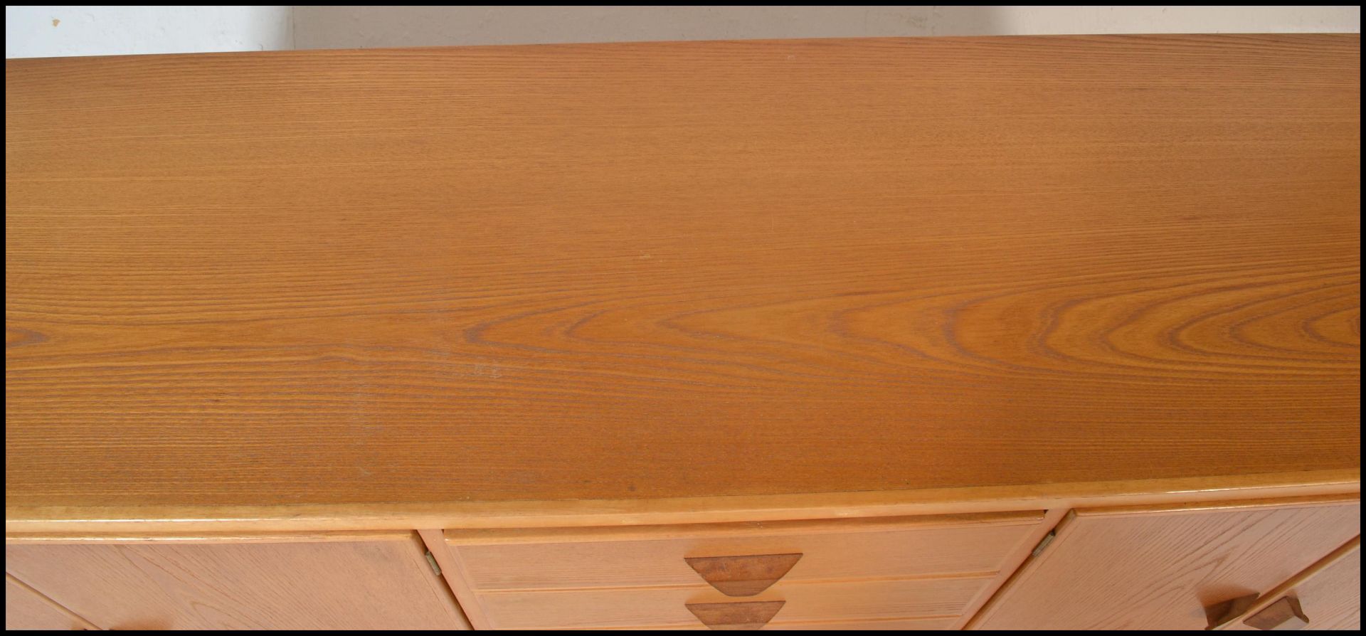 A mid century Ercol manner oak sideboard credenza being raised on stub turned legs with a wide and - Bild 4 aus 8