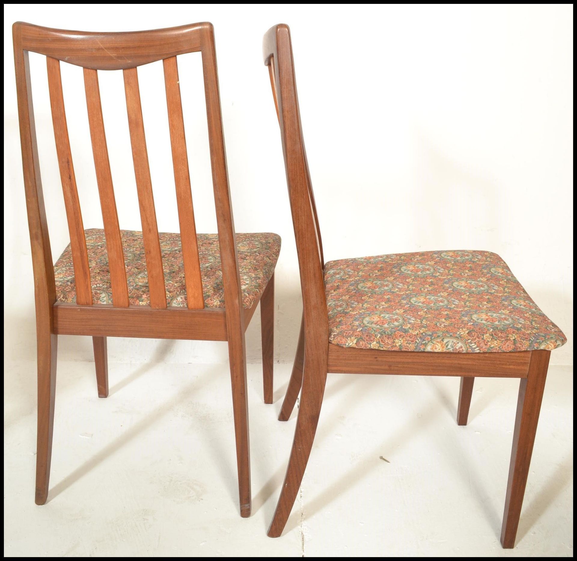 G Plan- A set of four retro mid 20th Century G Plan Fresco range tak wood rail back dining chairs - Bild 3 aus 8