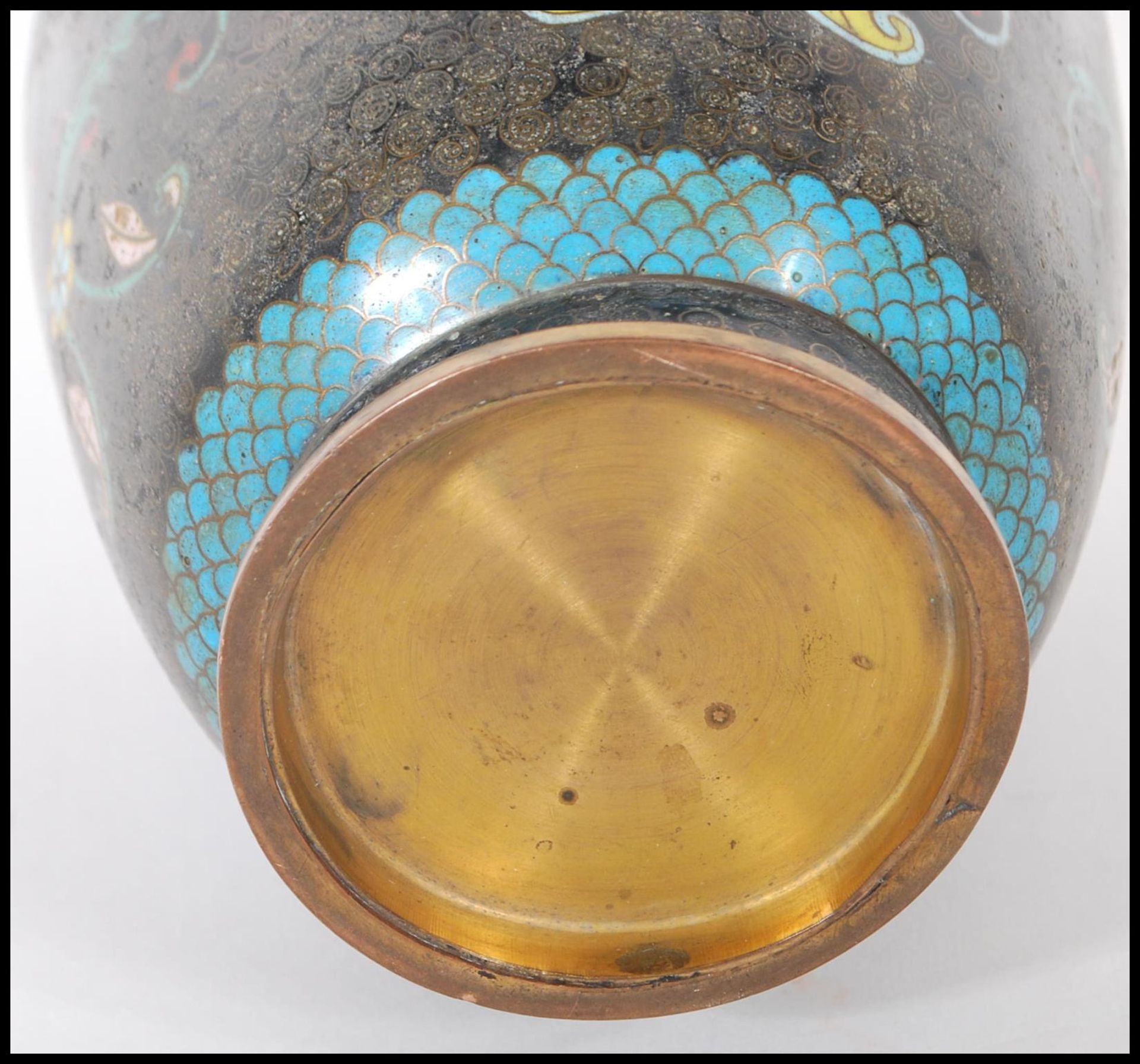 A 20th Century Chinese cloisonne baluster vase having a black ground with blue and yellow floral - Bild 4 aus 4