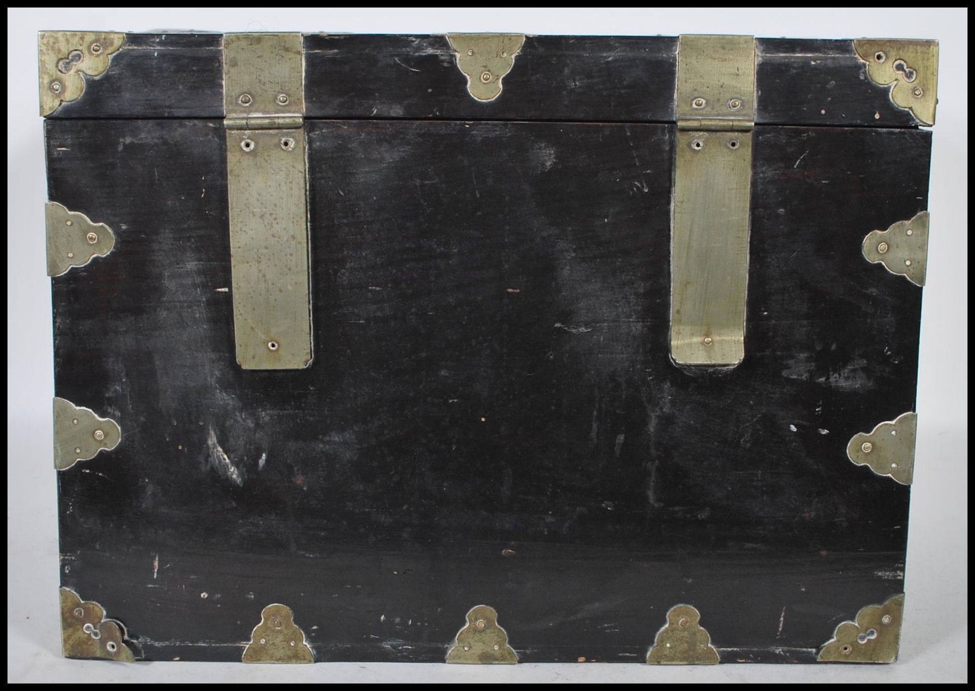 A Chinese Oriental ebonised wood lacquered chest box having mother of pearl inlay decoration in - Bild 10 aus 16
