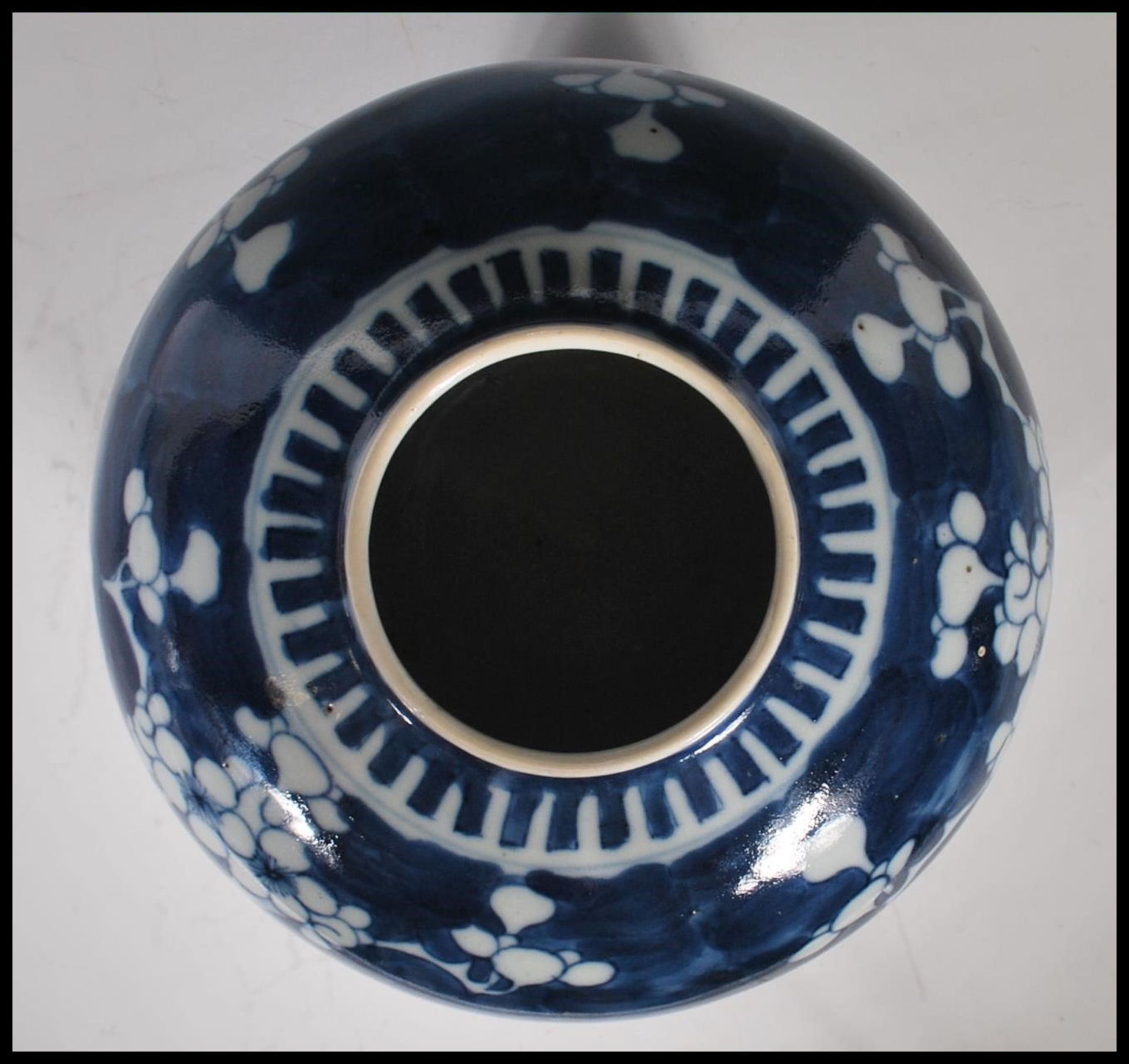 A 19th Century Chinese ginger jar of large proportions and bulbous form being hand painted in blue - Bild 17 aus 24