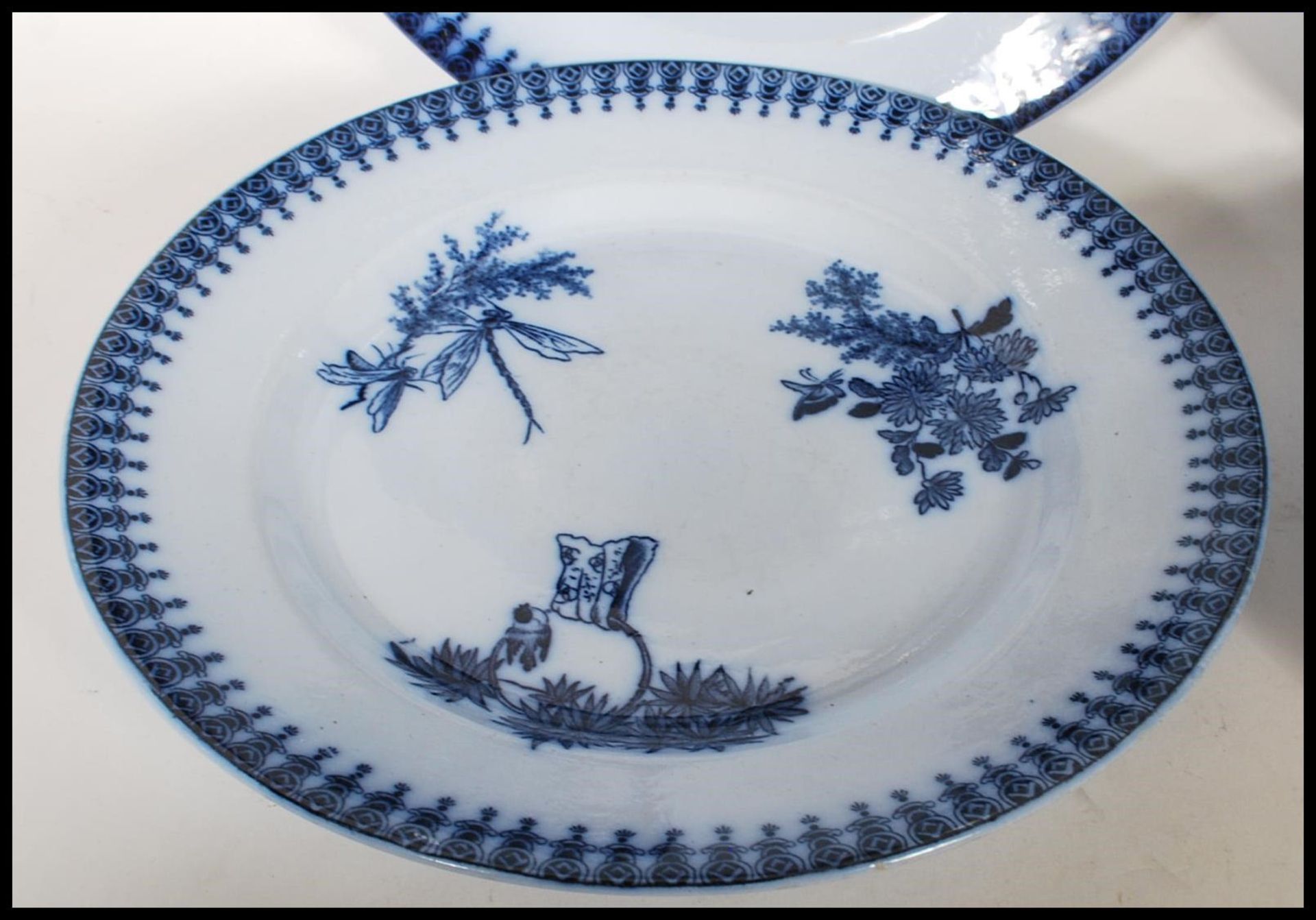 A matching set of seven early 20th Century blue and white dinner plates having blue pattern - Bild 5 aus 9